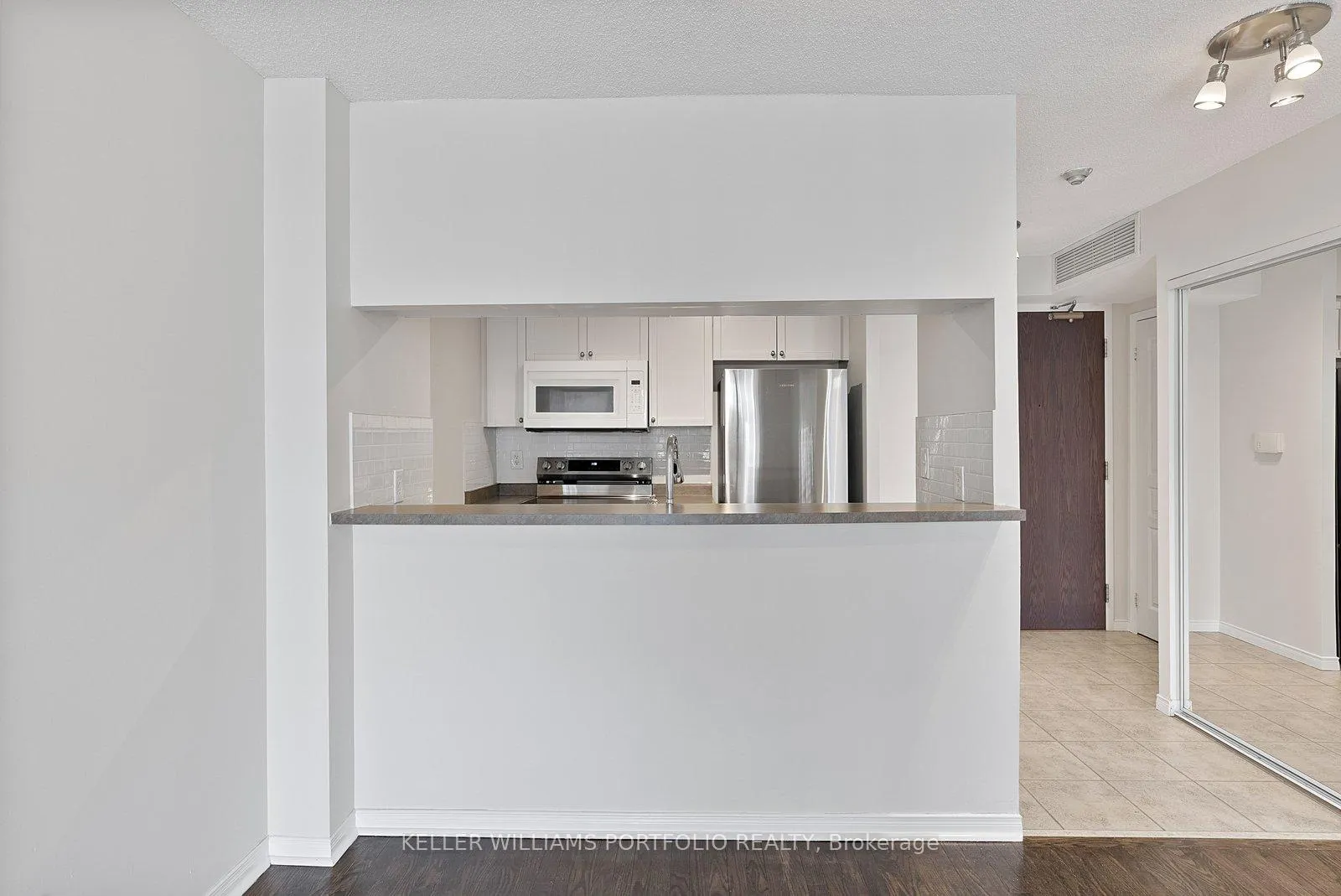 Photo 8 of Unit 408, 1829 Queen Street E, Toronto, The Beaches — HOMEH