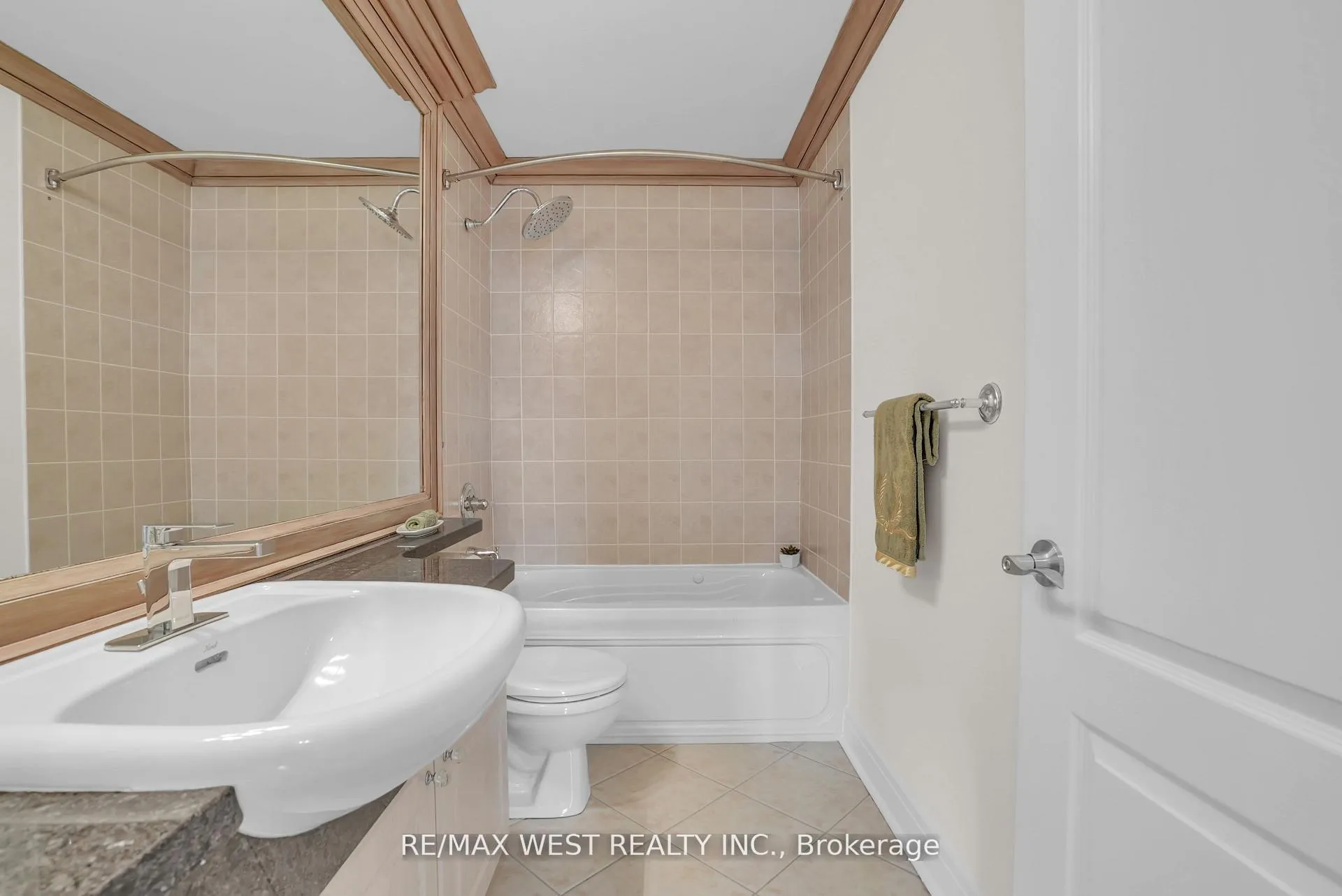 Photo 10 of Unit PH1 1, 2 Toronto Street, Barrie, City Centre — HOMEH