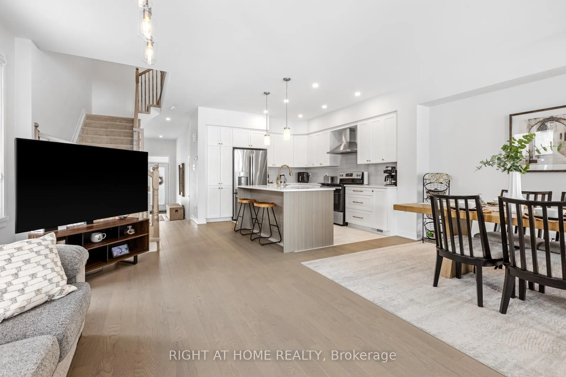 Photo 4 of 674 Honeydew Street, Ottawa, Riverside South/Gloucester Glen — HOMEH