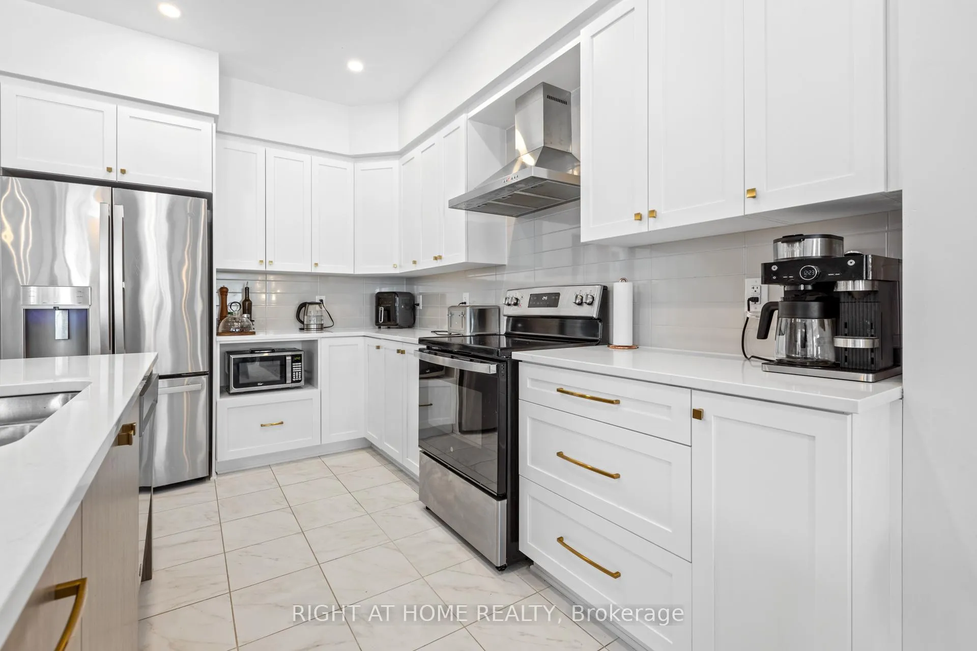 Photo 6 of 674 Honeydew Street, Ottawa, Riverside South/Gloucester Glen — HOMEH
