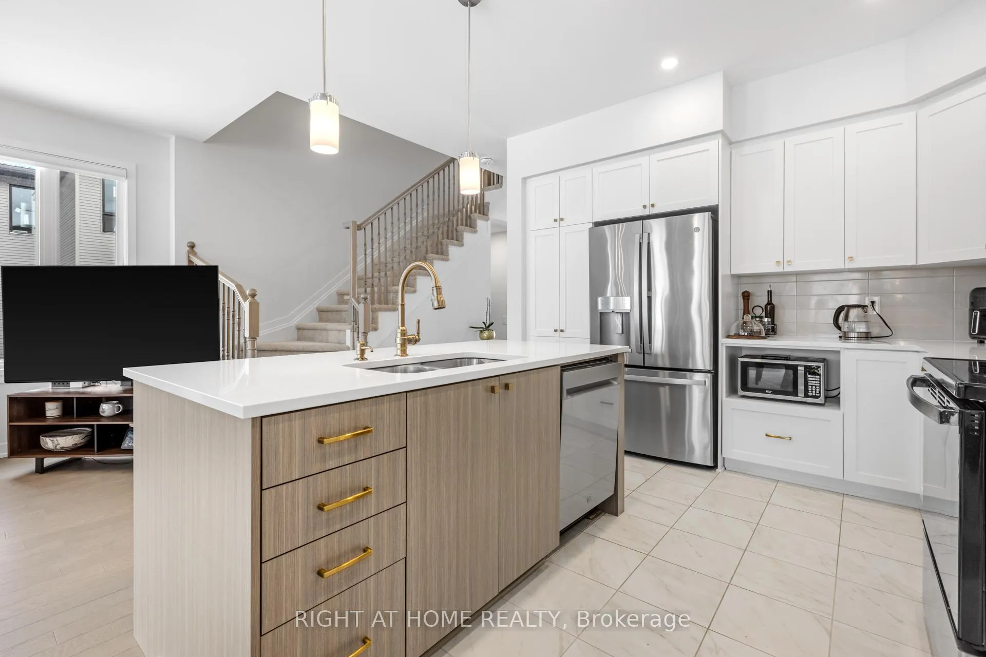 Photo 8 of 674 Honeydew Street, Ottawa, Riverside South/Gloucester Glen — HOMEH