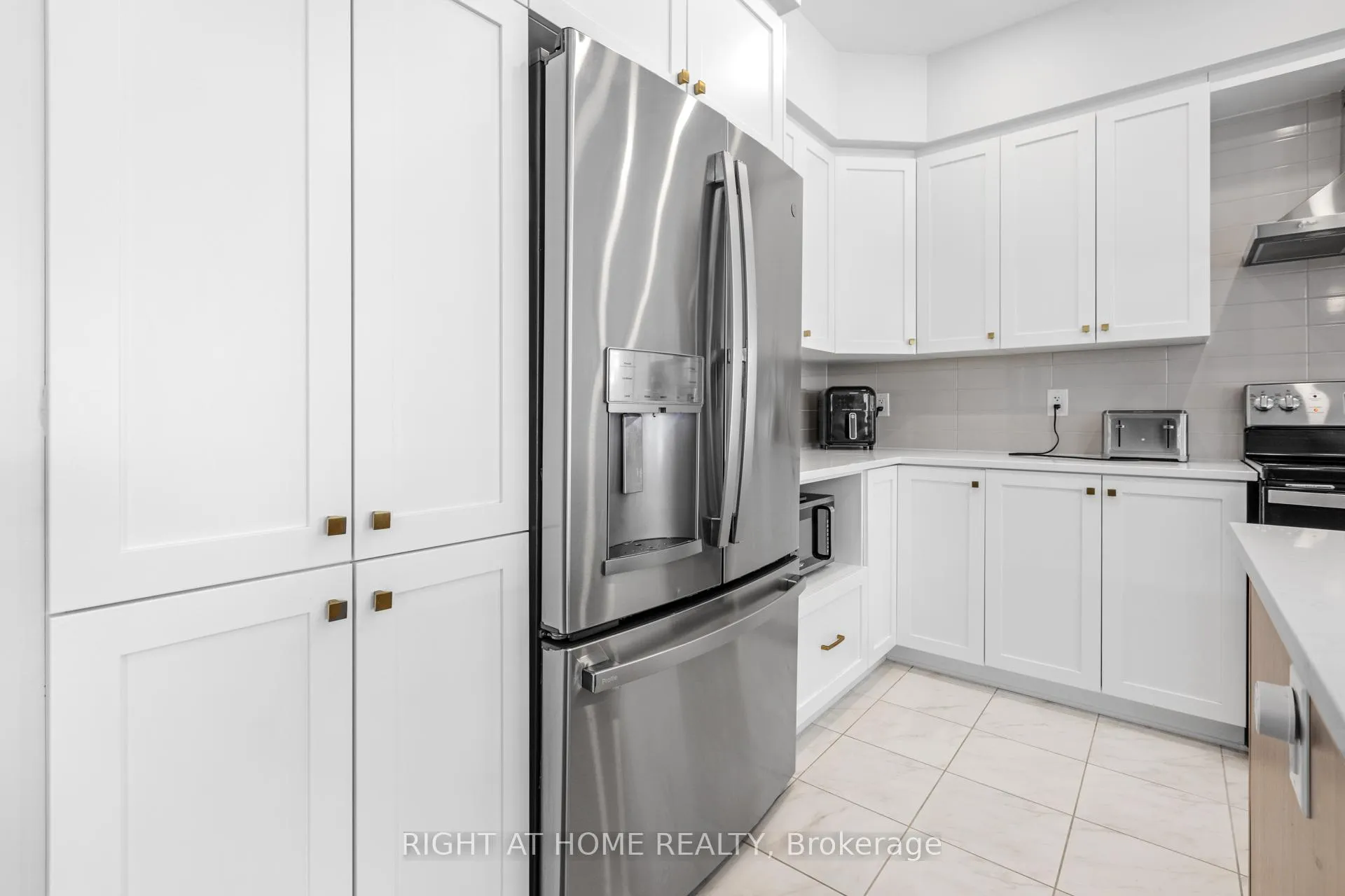 Photo 9 of 674 Honeydew Street, Ottawa, Riverside South/Gloucester Glen — HOMEH
