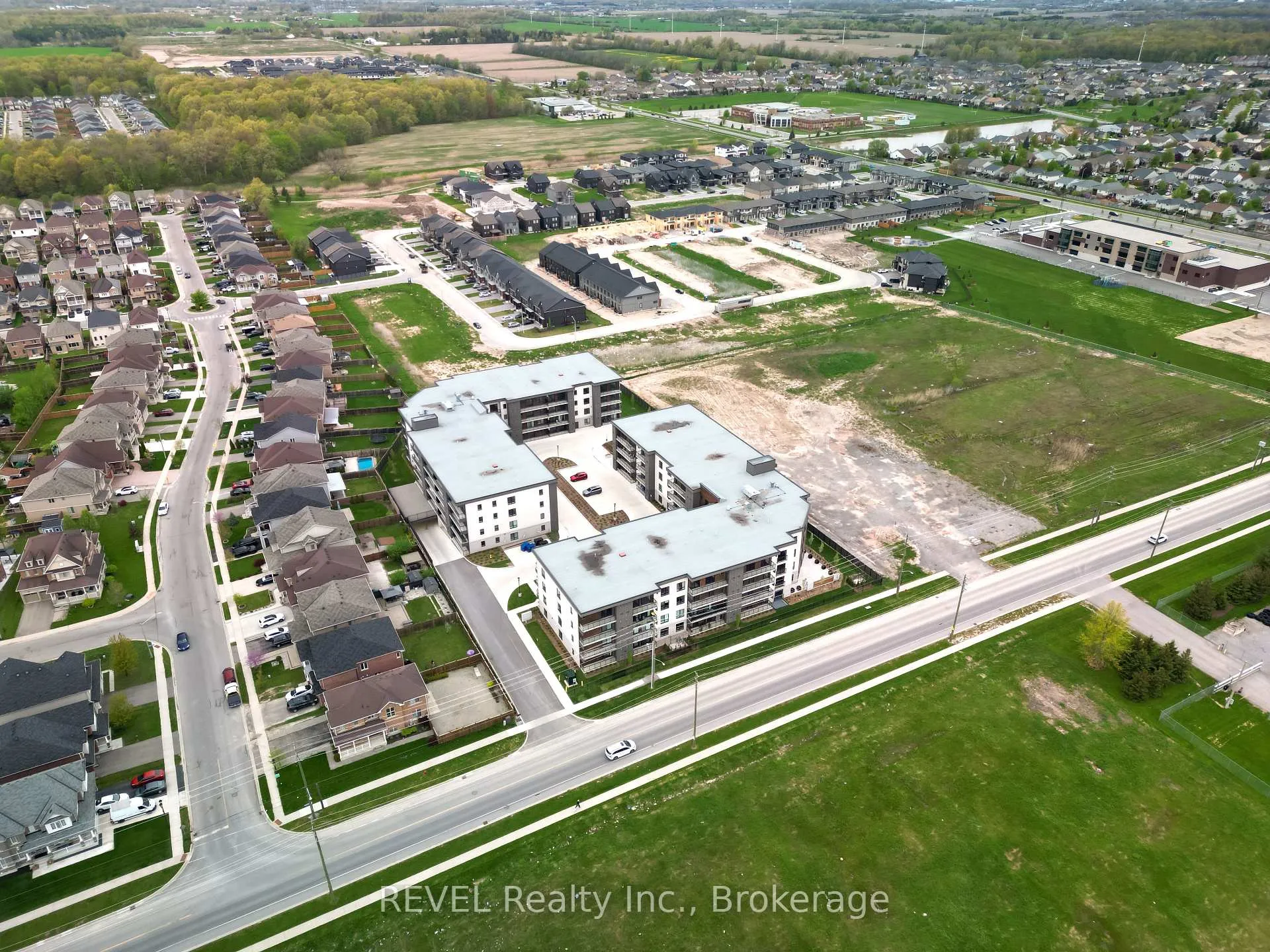 Photo 2 of Unit 216, 7549A Kalar Road, Niagara Falls, Brown — HOMEH