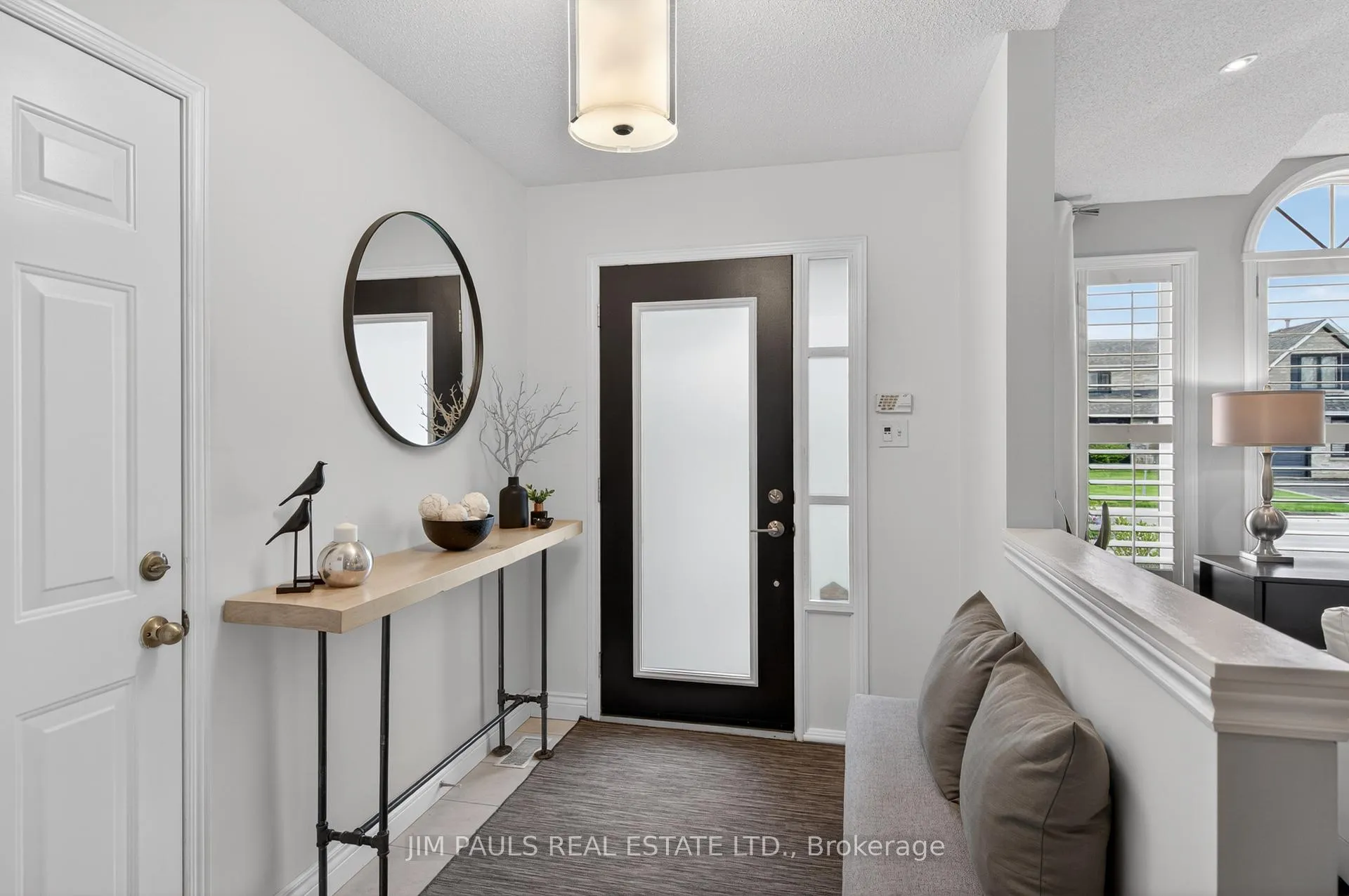 Photo 3 of 802 Upper Horning Road, Hamilton, Gurnett — HOMEH