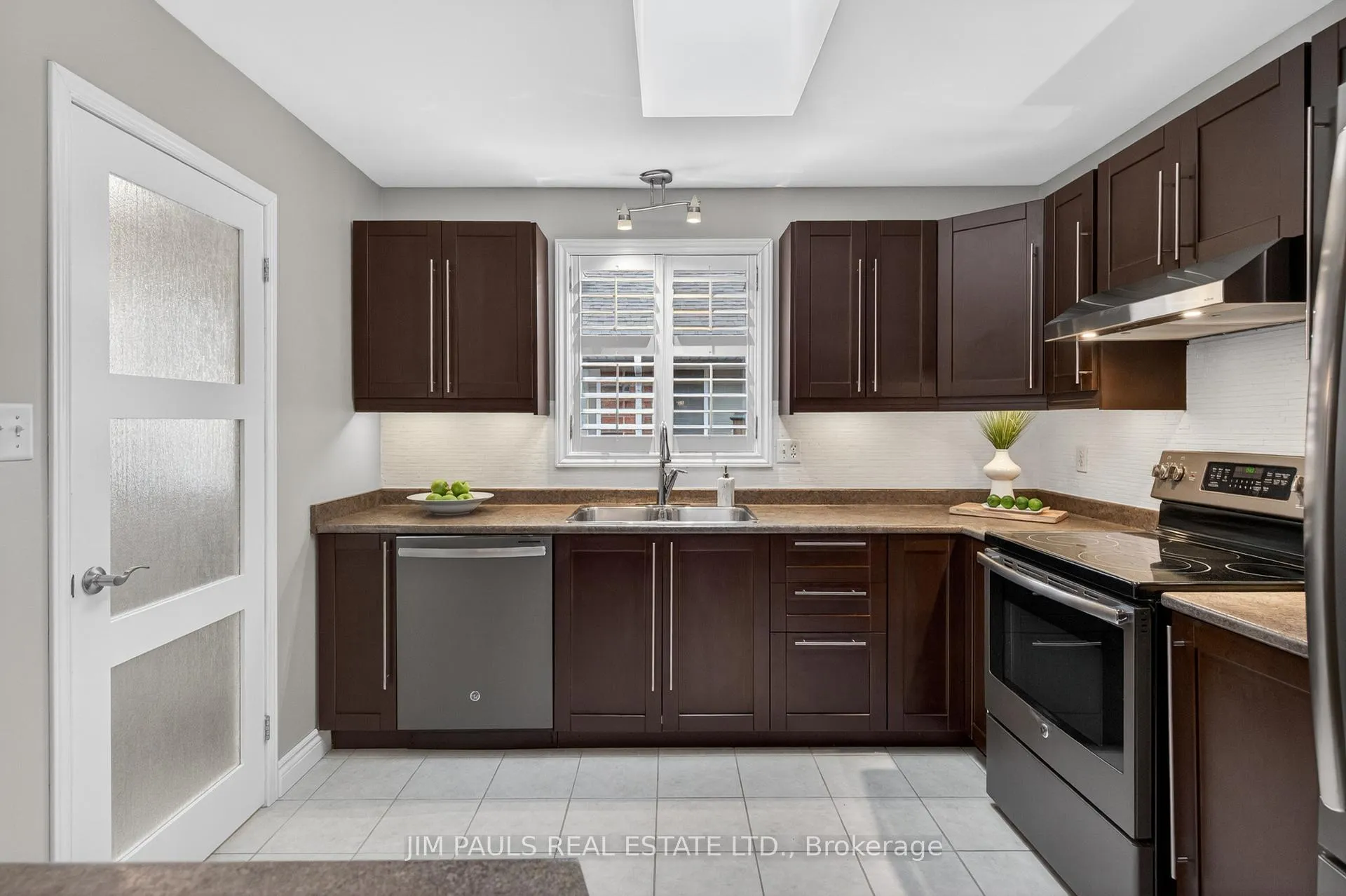Photo 19 of 802 Upper Horning Road, Hamilton, Gurnett — HOMEH