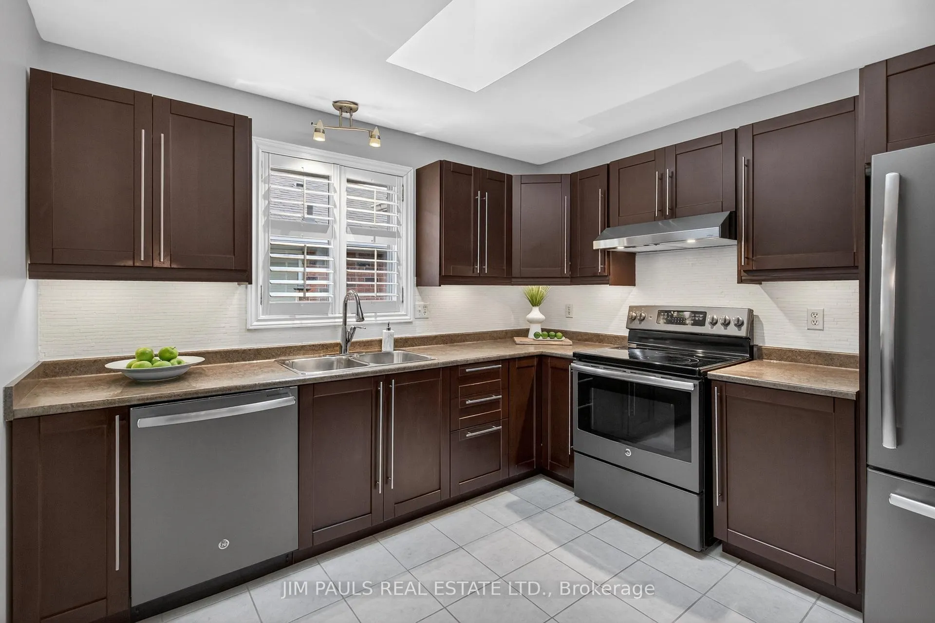 Photo 20 of 802 Upper Horning Road, Hamilton, Gurnett — HOMEH
