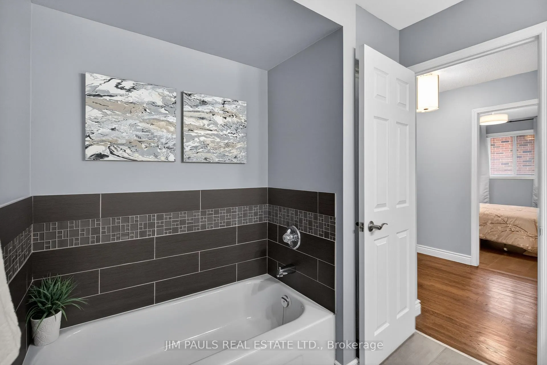 Photo 32 of 802 Upper Horning Road, Hamilton, Gurnett — HOMEH