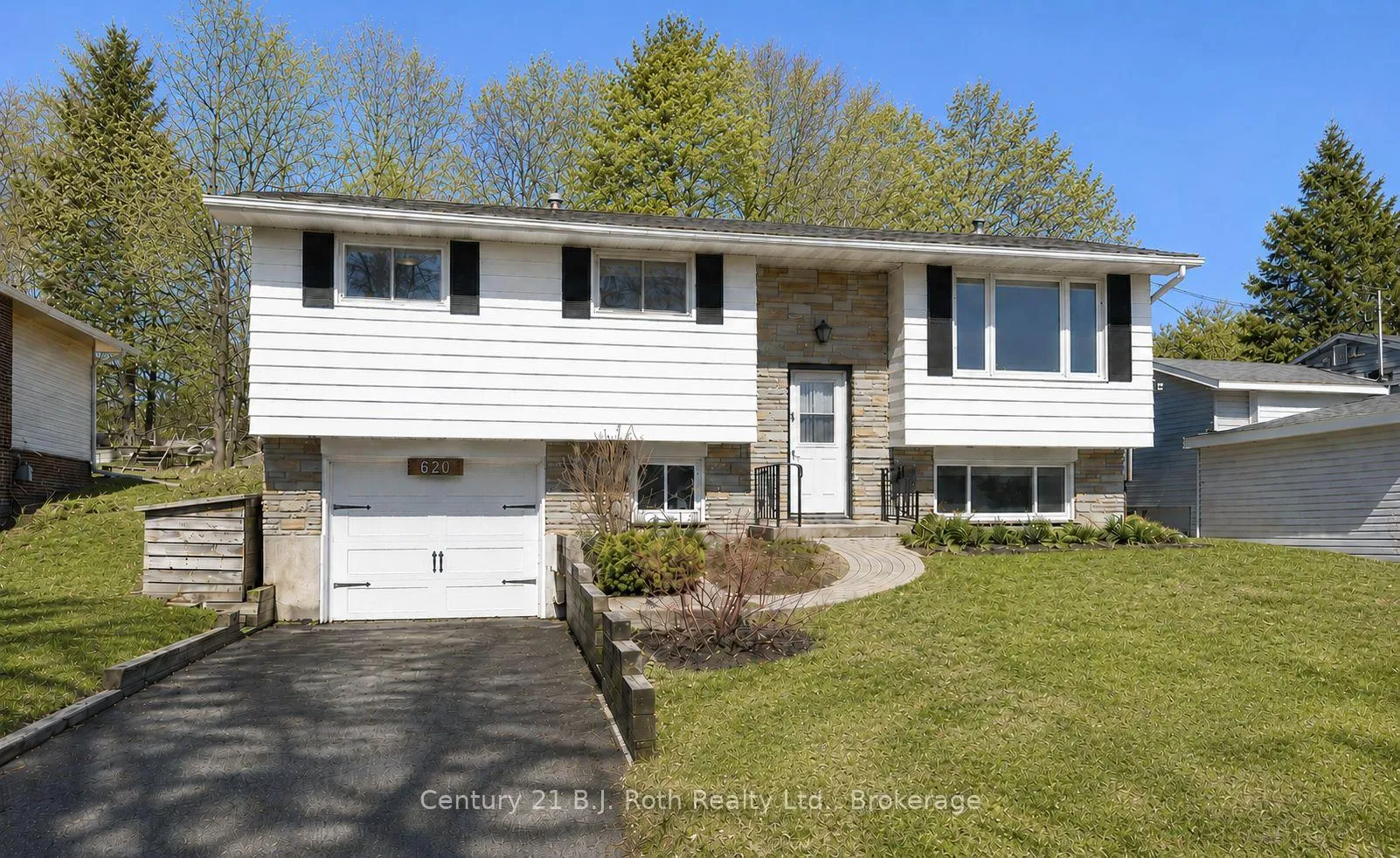 Photo 1 of 620 Pinedale Road, Gravenhurst, Muskoka (S) — HOMEH