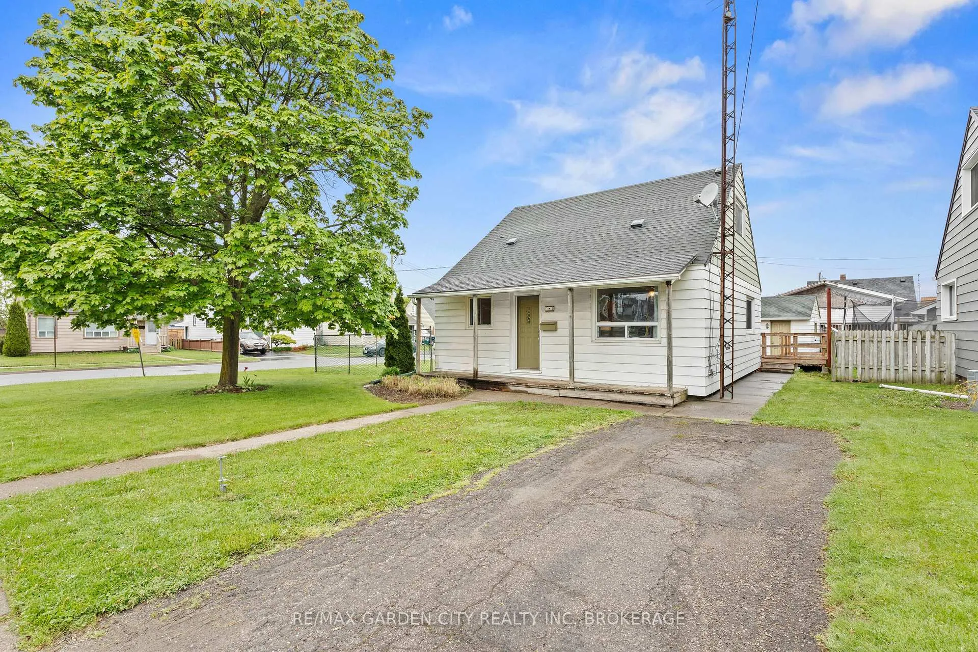Photo 2 of 11 Lincoln Avenue, St. Catharines, Oakdale — HOMEH