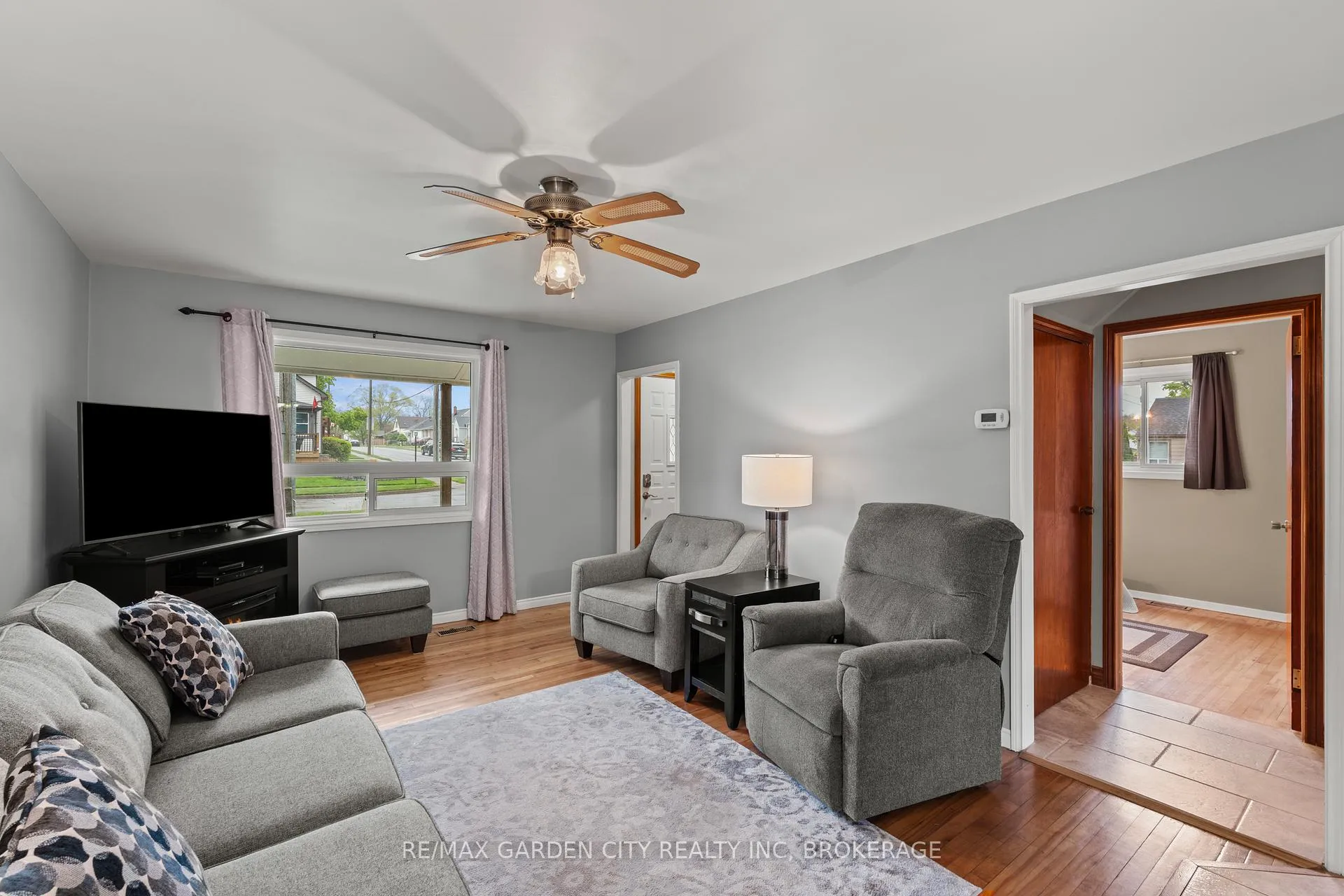 Photo 4 of 11 Lincoln Avenue, St. Catharines, Oakdale — HOMEH