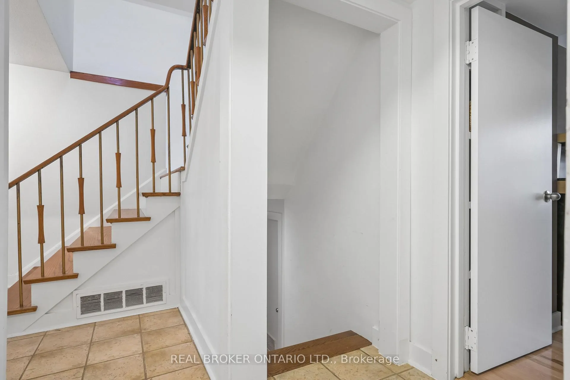 Photo 3 of 77 Norgrove Crescent, Etobicoke, Willowridge-Martingrove-Richview — HOMEH