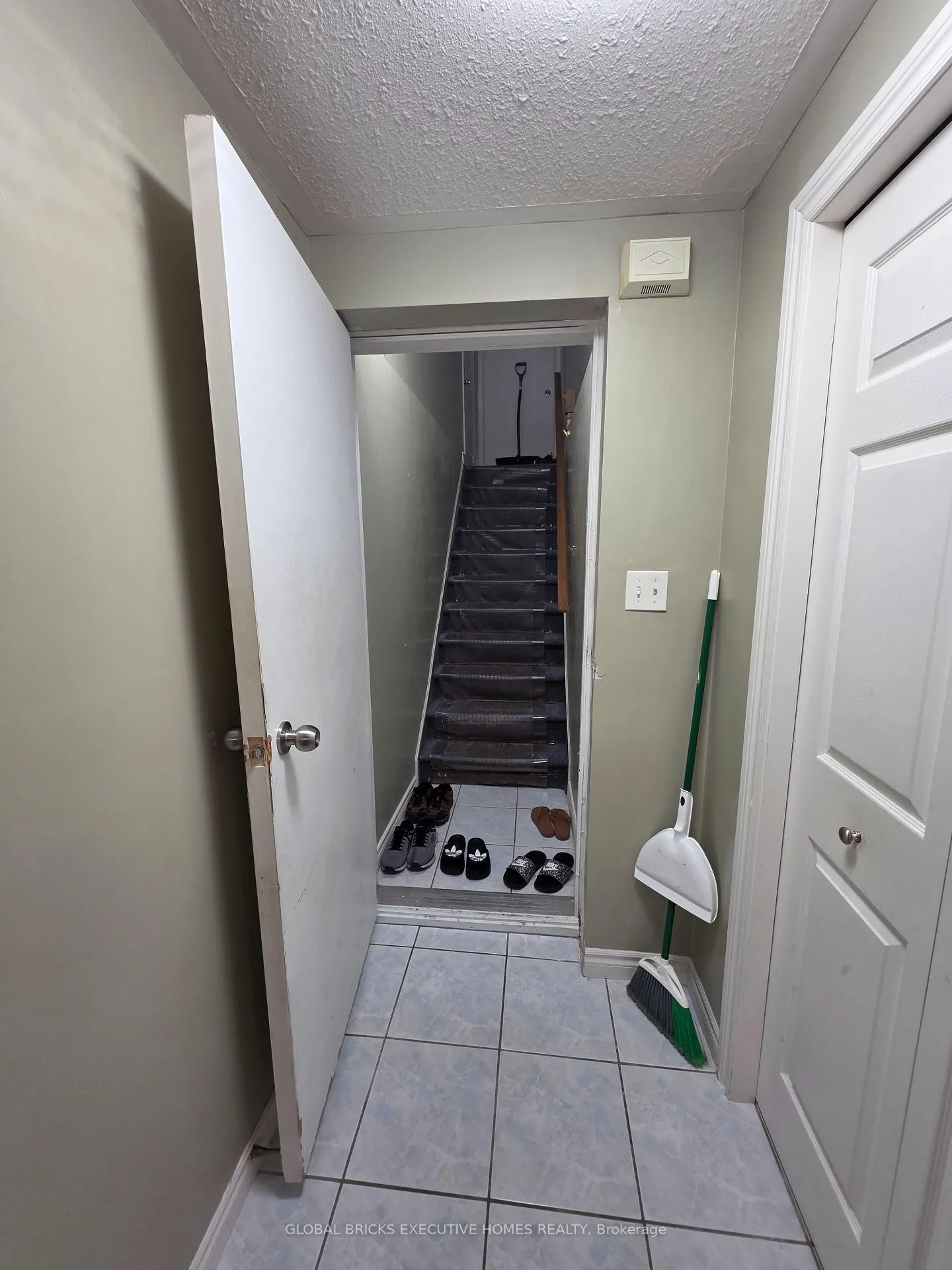 Photo 7 of Unit Basement, 35 Claudette Gate, Hamilton, Stoney Creek Industrial — HOMEH