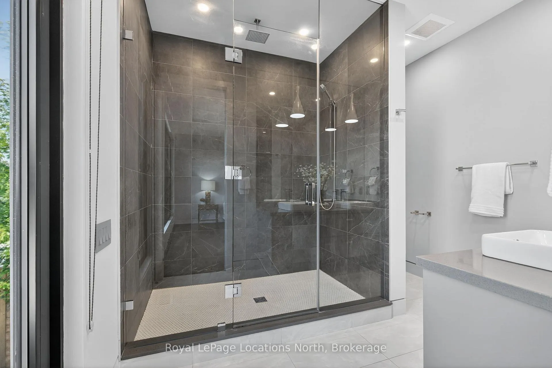 Photo 24 of 116 Courchevel Crescent, Blue Mountains — HOMEH