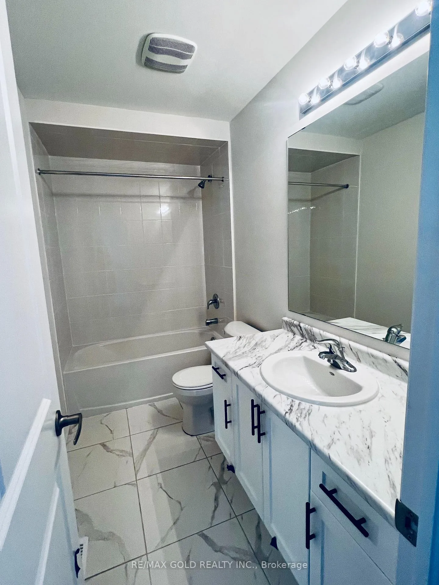 Photo 21 of 24 Hylton Drive, Barrie, Rural Barrie Southeast — HOMEH