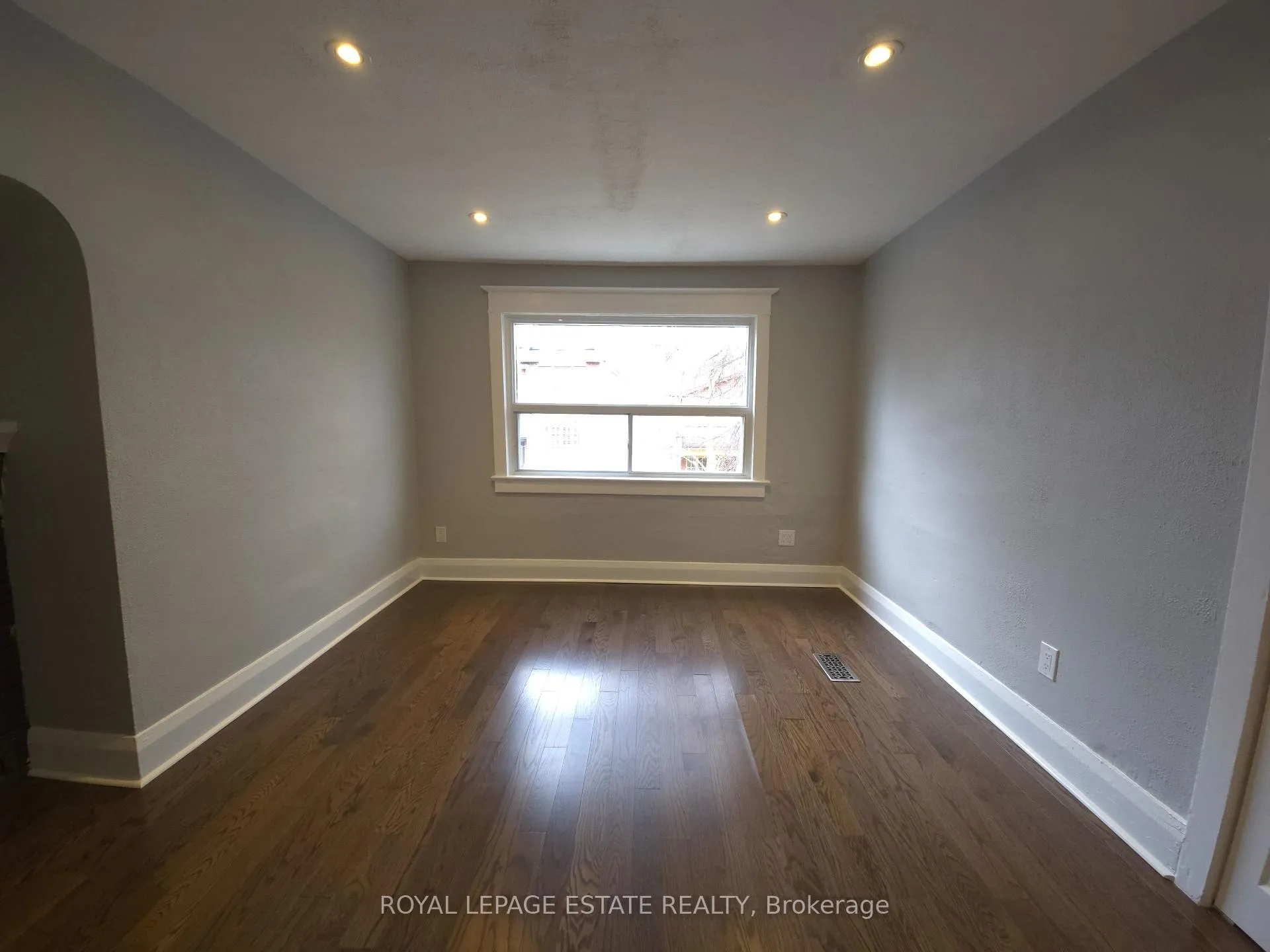 Photo 4 of Unit Upper Level, 265 Willow Avenue, Toronto, The Beaches — HOMEH