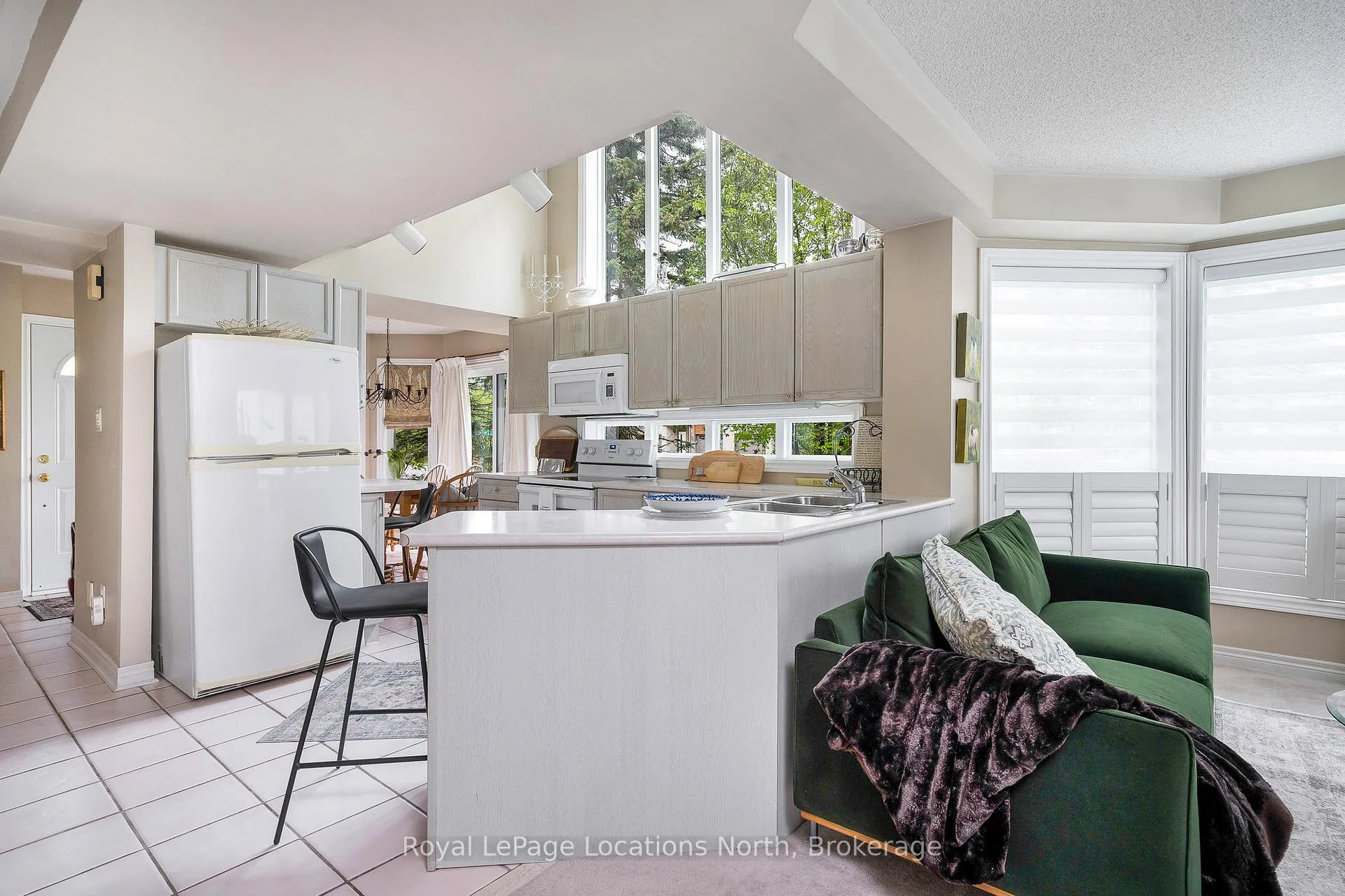 Photo 8 of 166 Fairway Crescent, Collingwood — HOMEH