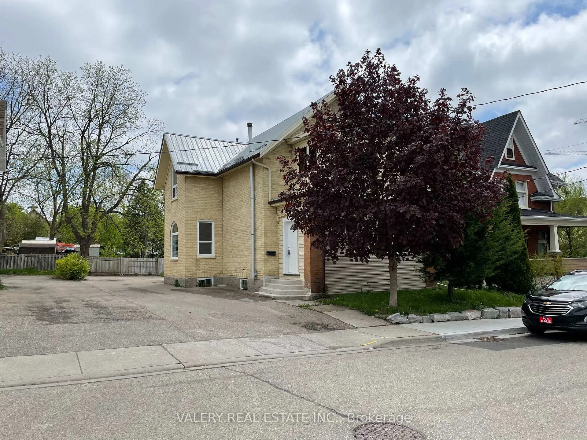 Photo 1 of Unit Main, 49 Madison Avenue N, Kitchener — HOMEH