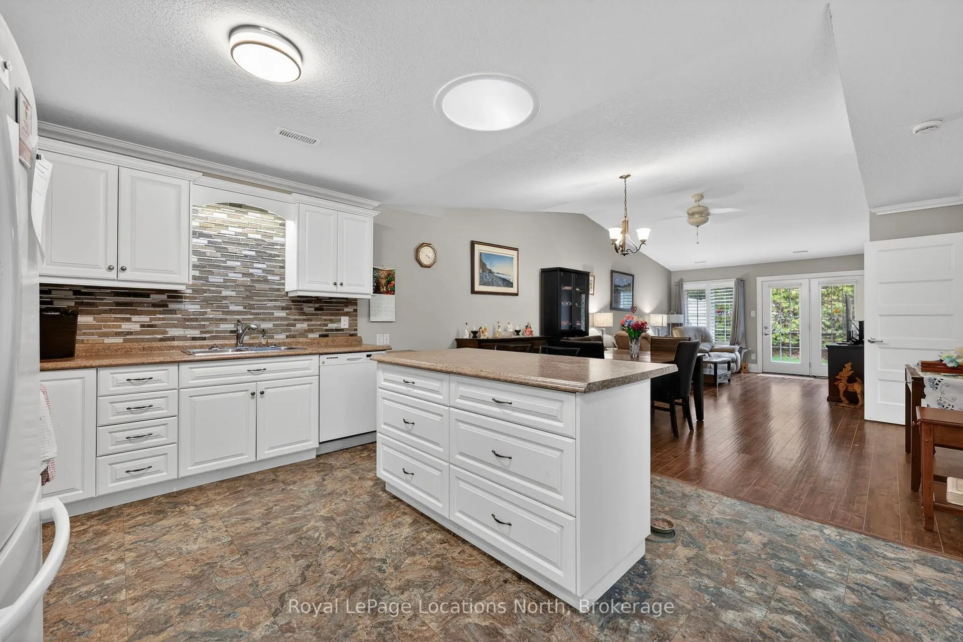 Photo 10 of 47 Clover Crescent, Wasaga Beach — HOMEH