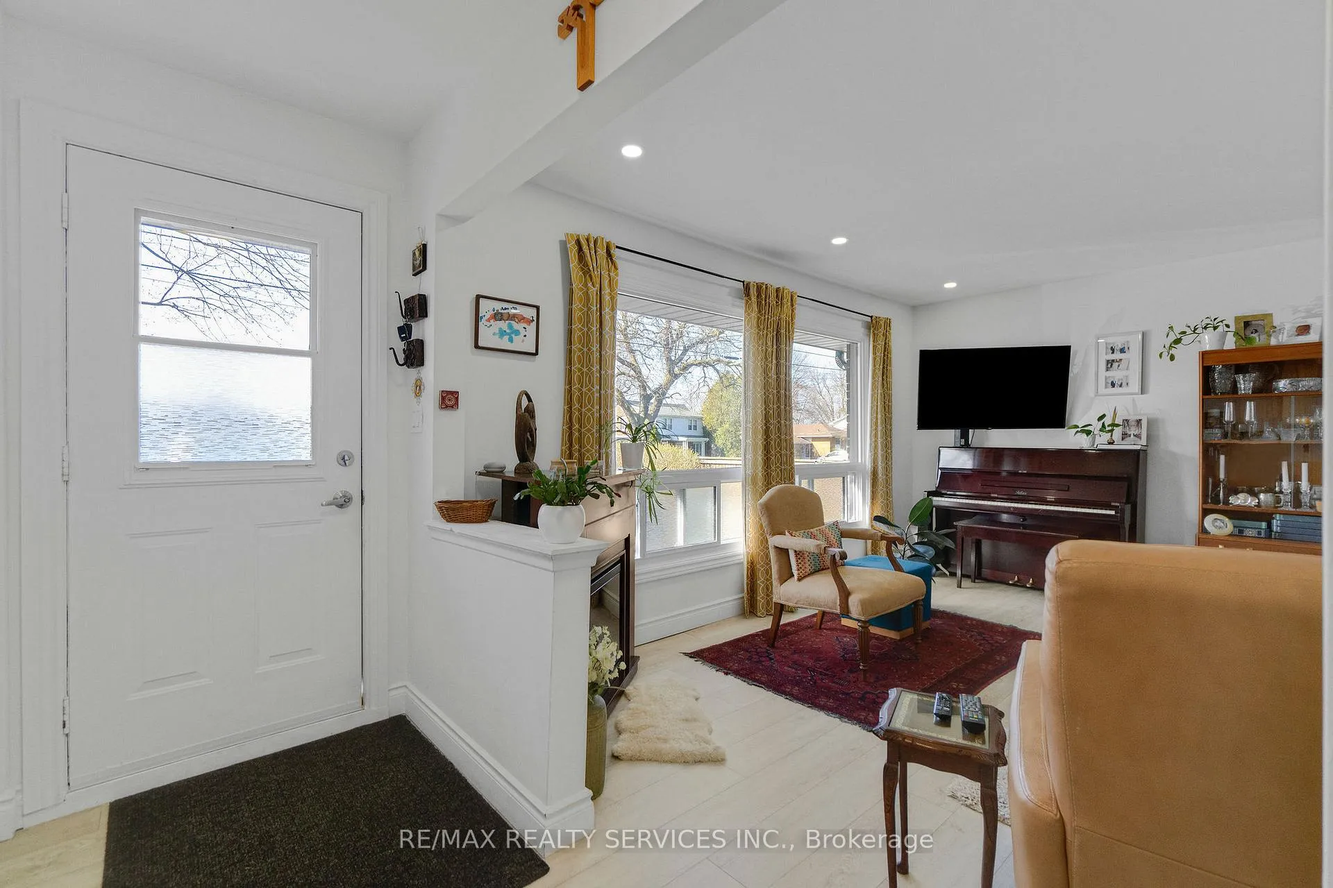 Photo 6 of Unit 2, 402 Elizabeth Street, Grimsby, Grimsby Beach — HOMEH