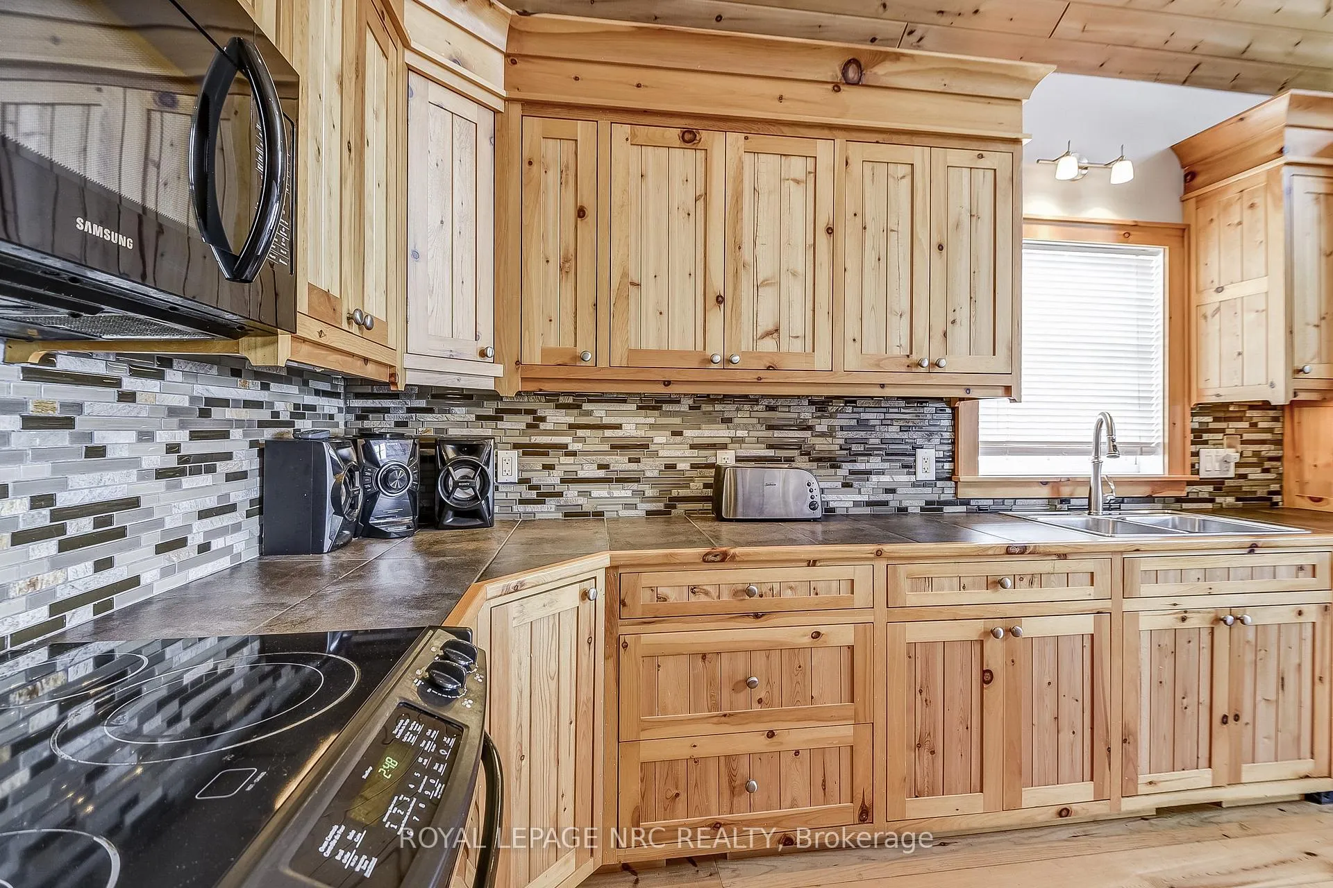 Photo 8 of 10849 Lakeshore Road W, Wainfleet, Lakeshore — HOMEH