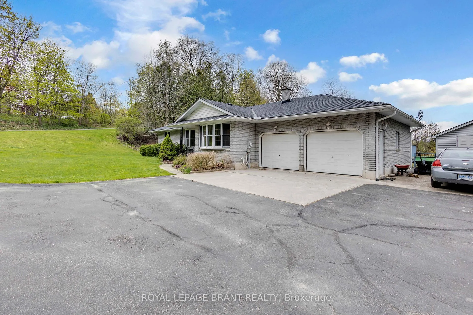 Photo 3 of 10 Burnside Drive, Brant, South Dumfries — HOMEH
