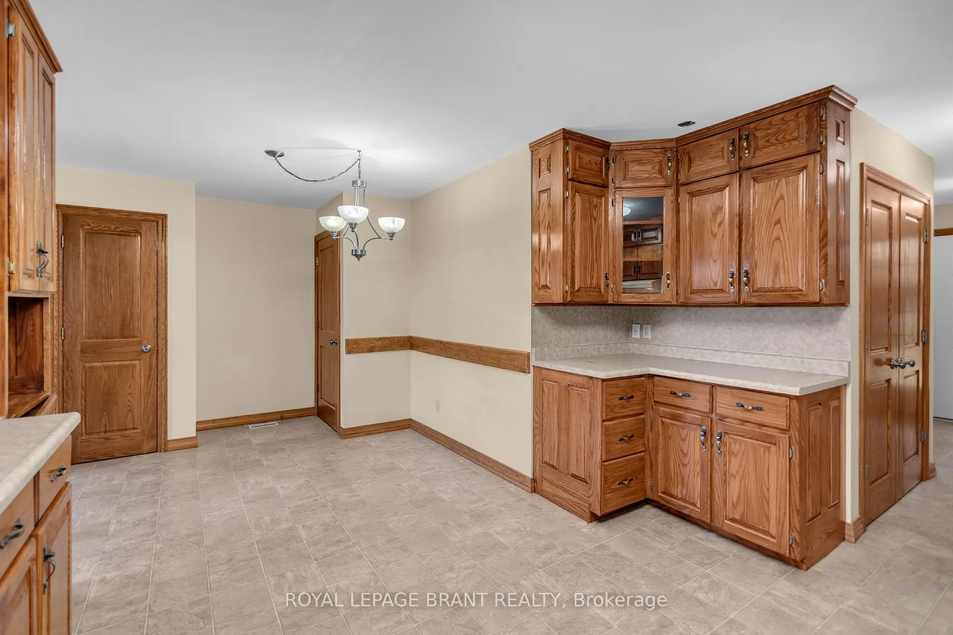 Photo 12 of 10 Burnside Drive, Brant, South Dumfries — HOMEH