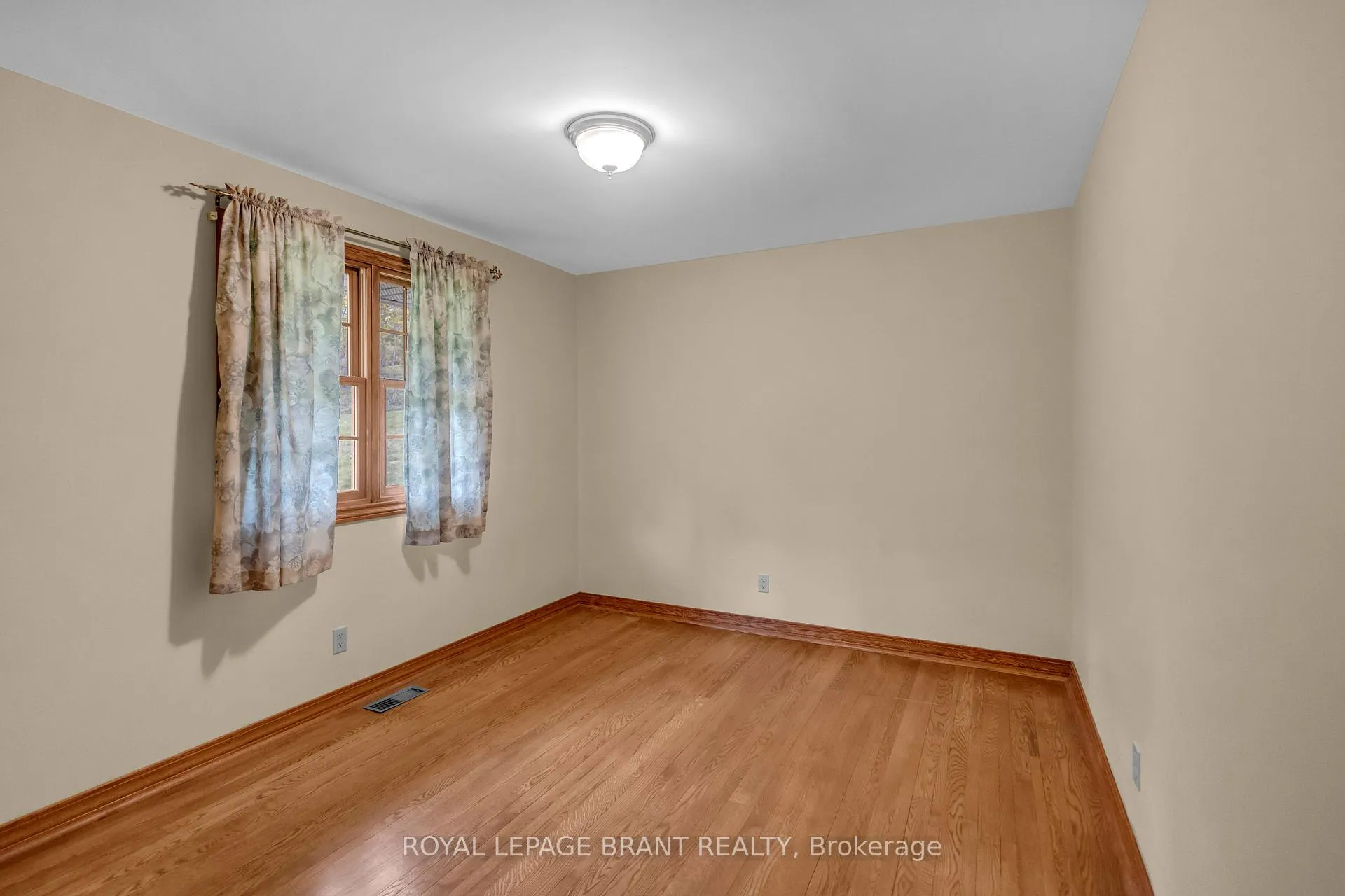 Photo 16 of 10 Burnside Drive, Brant, South Dumfries — HOMEH