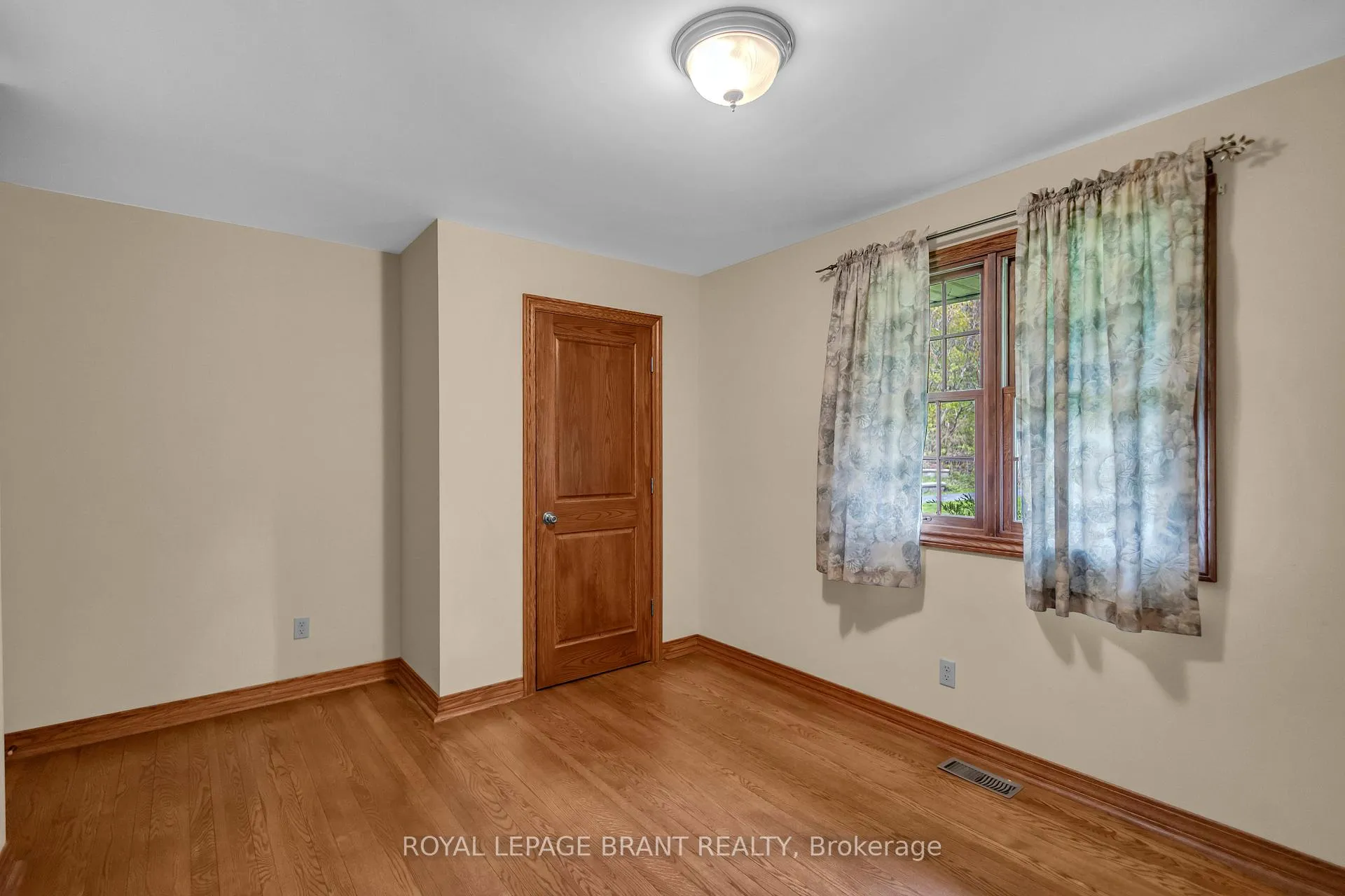 Photo 19 of 10 Burnside Drive, Brant, South Dumfries — HOMEH