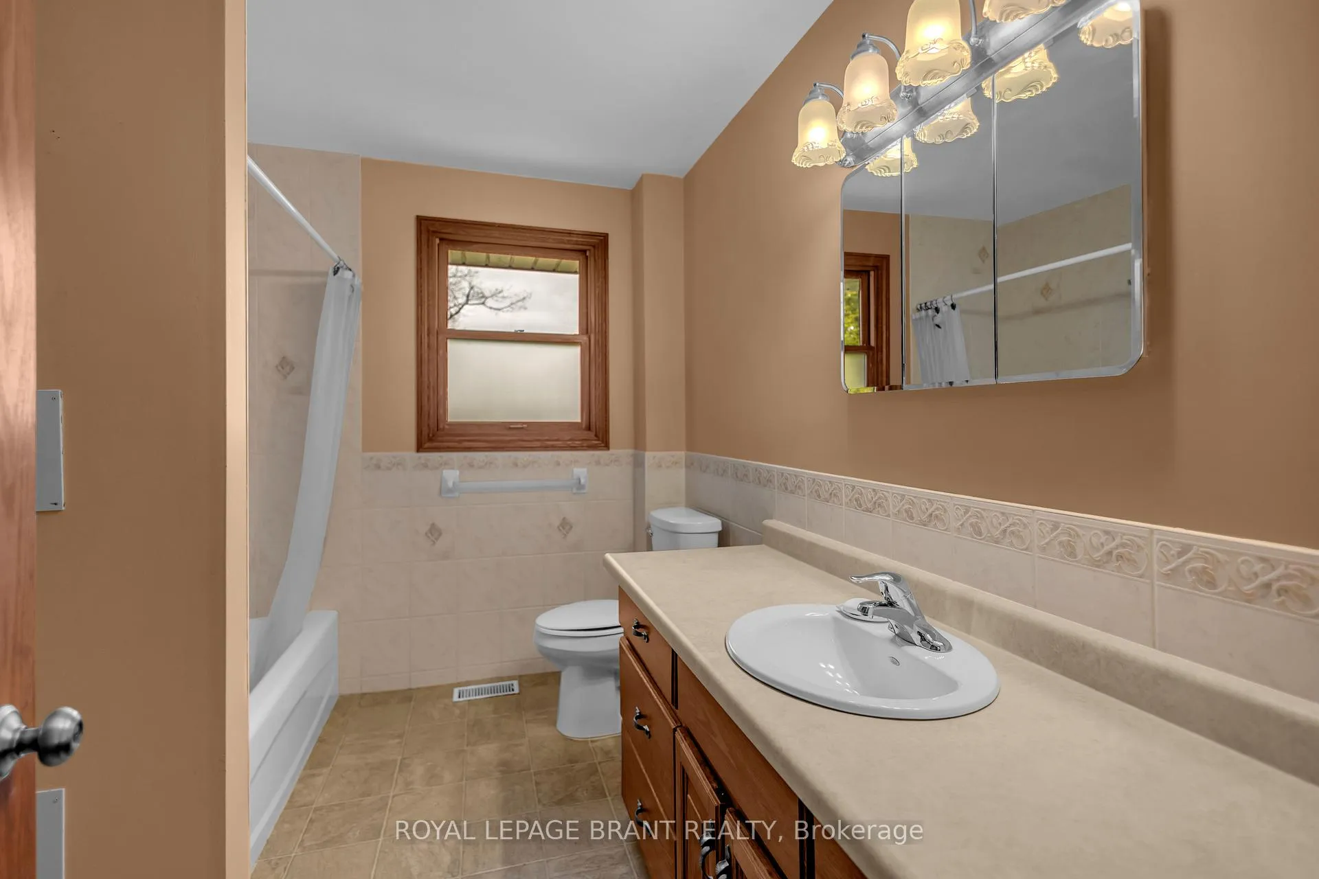 Photo 20 of 10 Burnside Drive, Brant, South Dumfries — HOMEH
