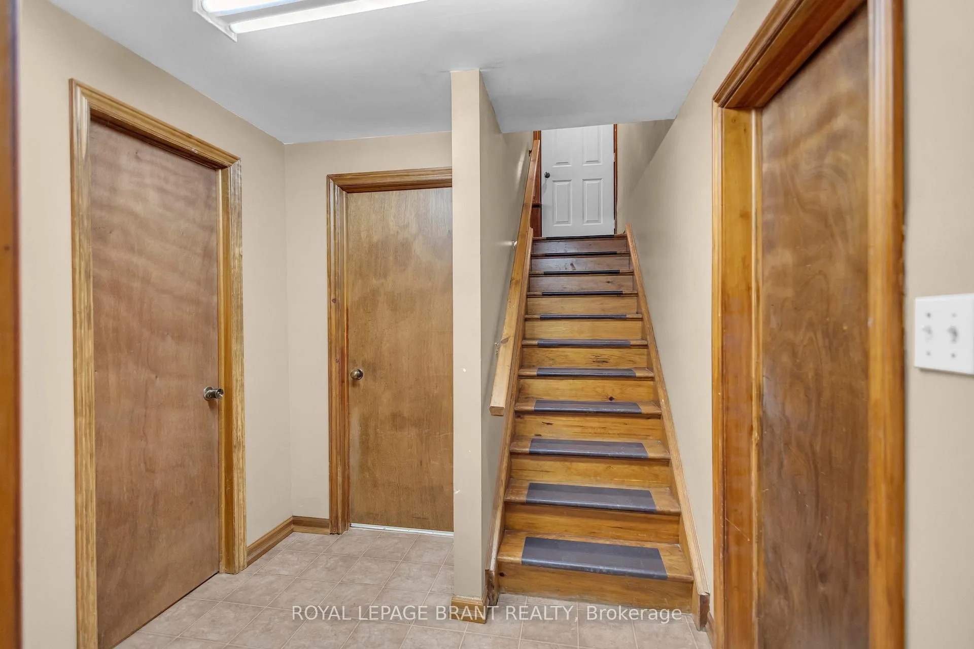 Photo 21 of 10 Burnside Drive, Brant, South Dumfries — HOMEH
