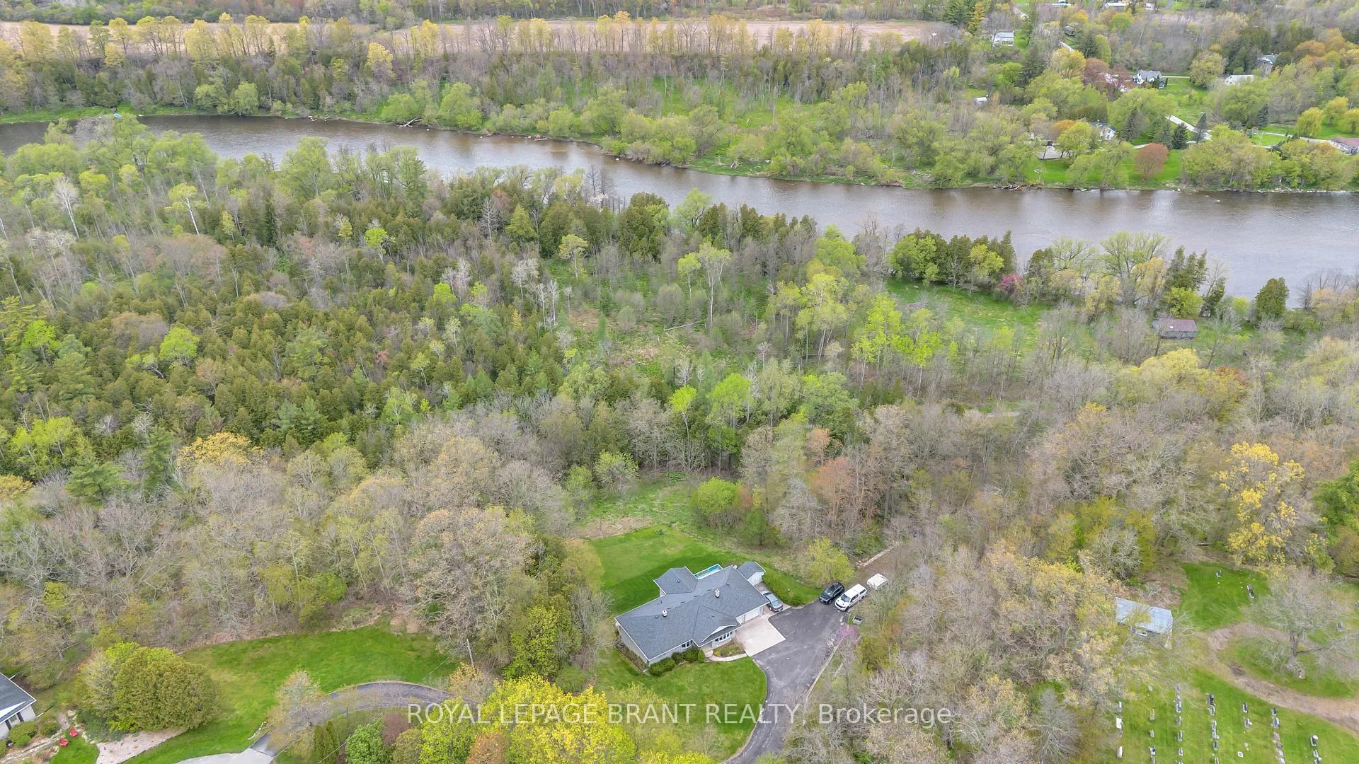 Photo 42 of 10 Burnside Drive, Brant, South Dumfries — HOMEH