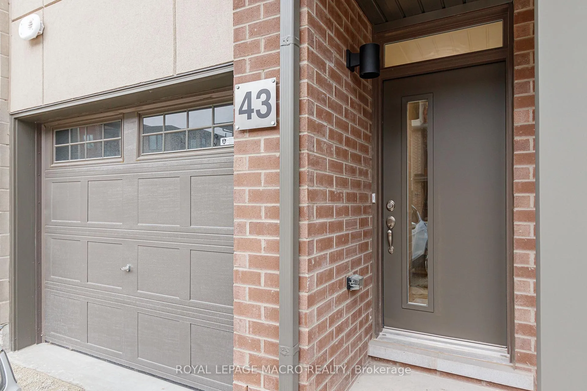 Photo 2 of 43 Winters Crescent, Collingwood — HOMEH