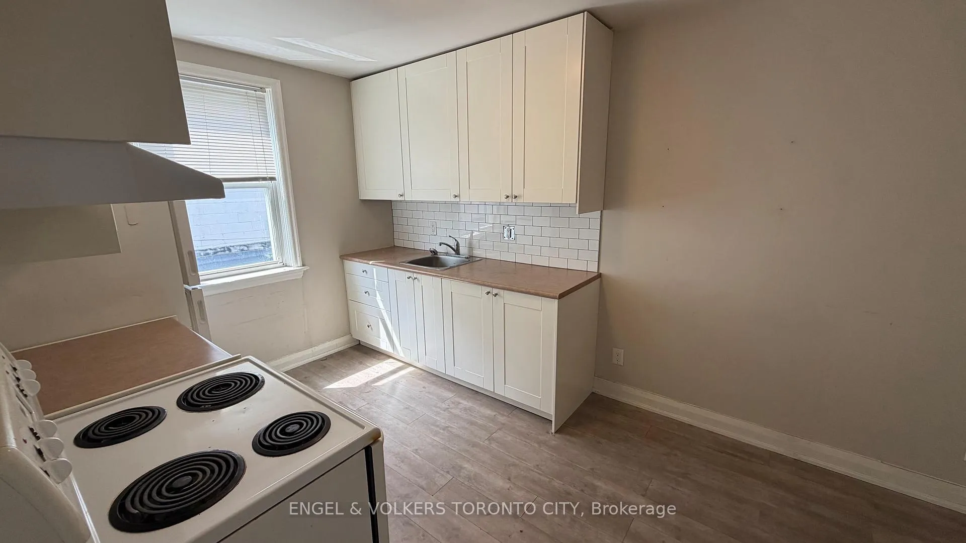Photo 5 of Unit 2, 15191 Yonge Street, Aurora, Aurora Village — HOMEH