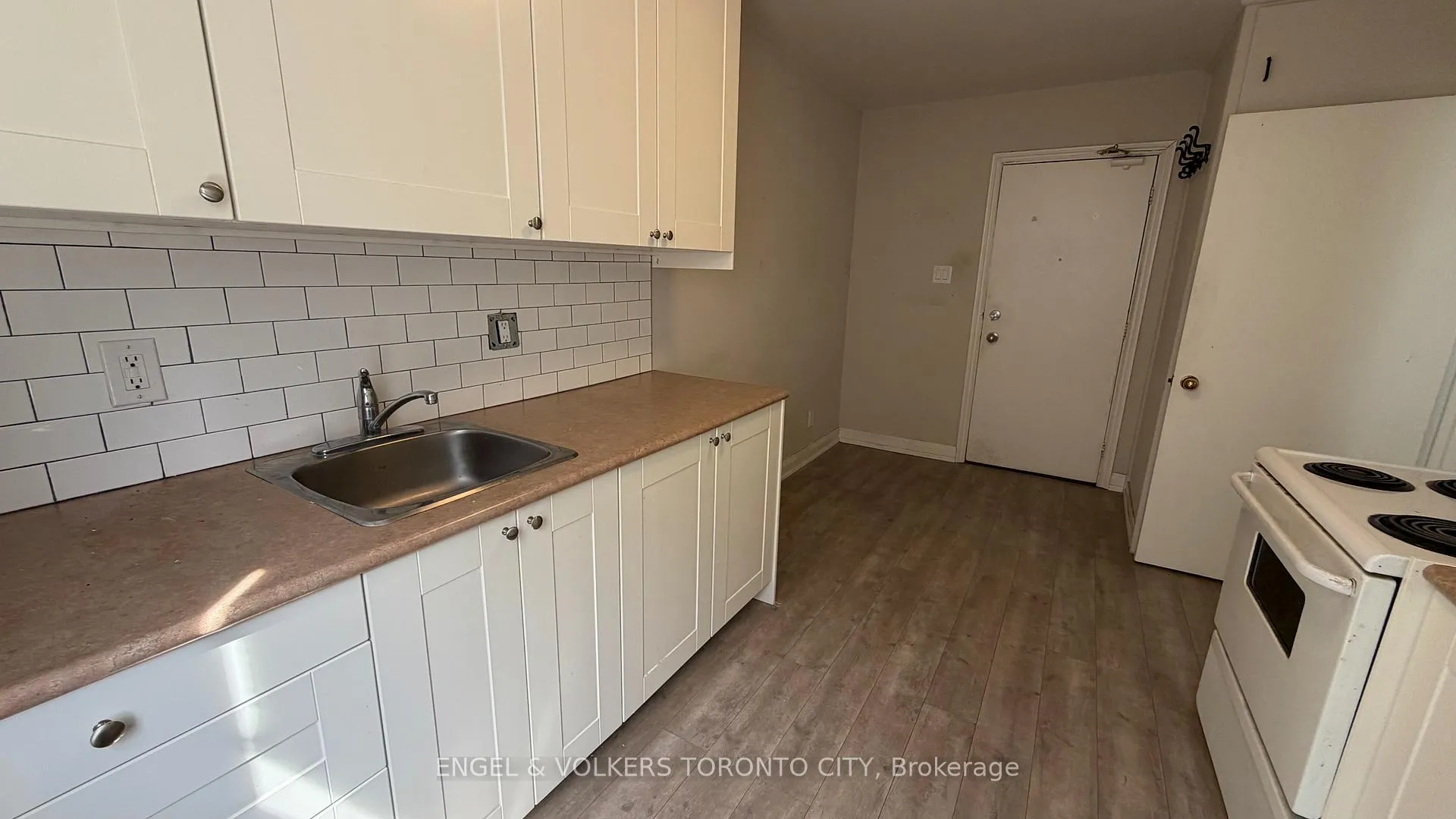 Photo 6 of Unit 2, 15191 Yonge Street, Aurora, Aurora Village — HOMEH