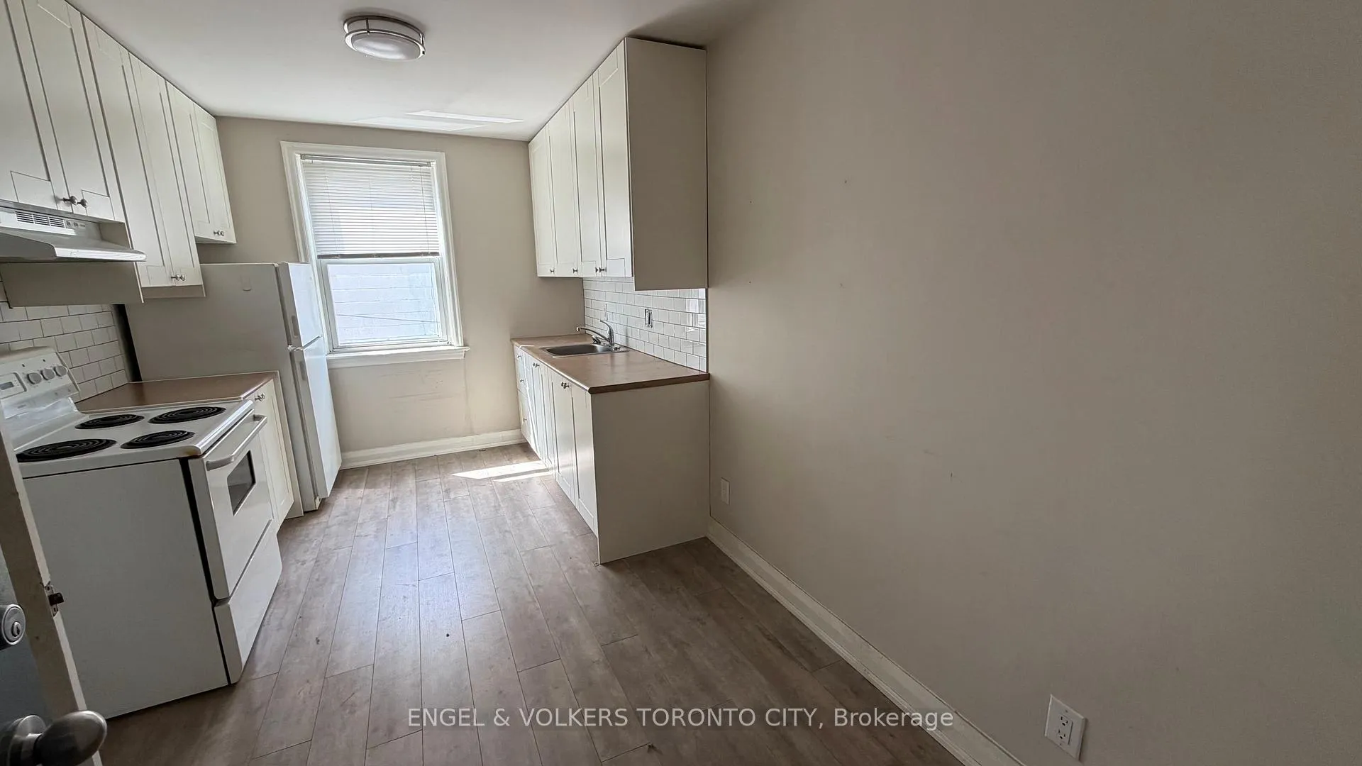 Photo 7 of Unit 2, 15191 Yonge Street, Aurora, Aurora Village — HOMEH