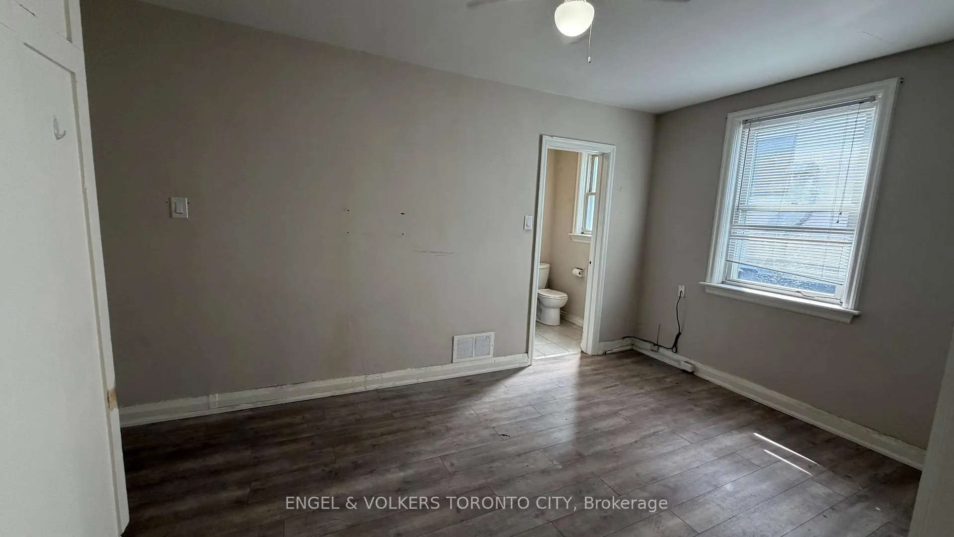 Photo 11 of Unit 2, 15191 Yonge Street, Aurora, Aurora Village — HOMEH