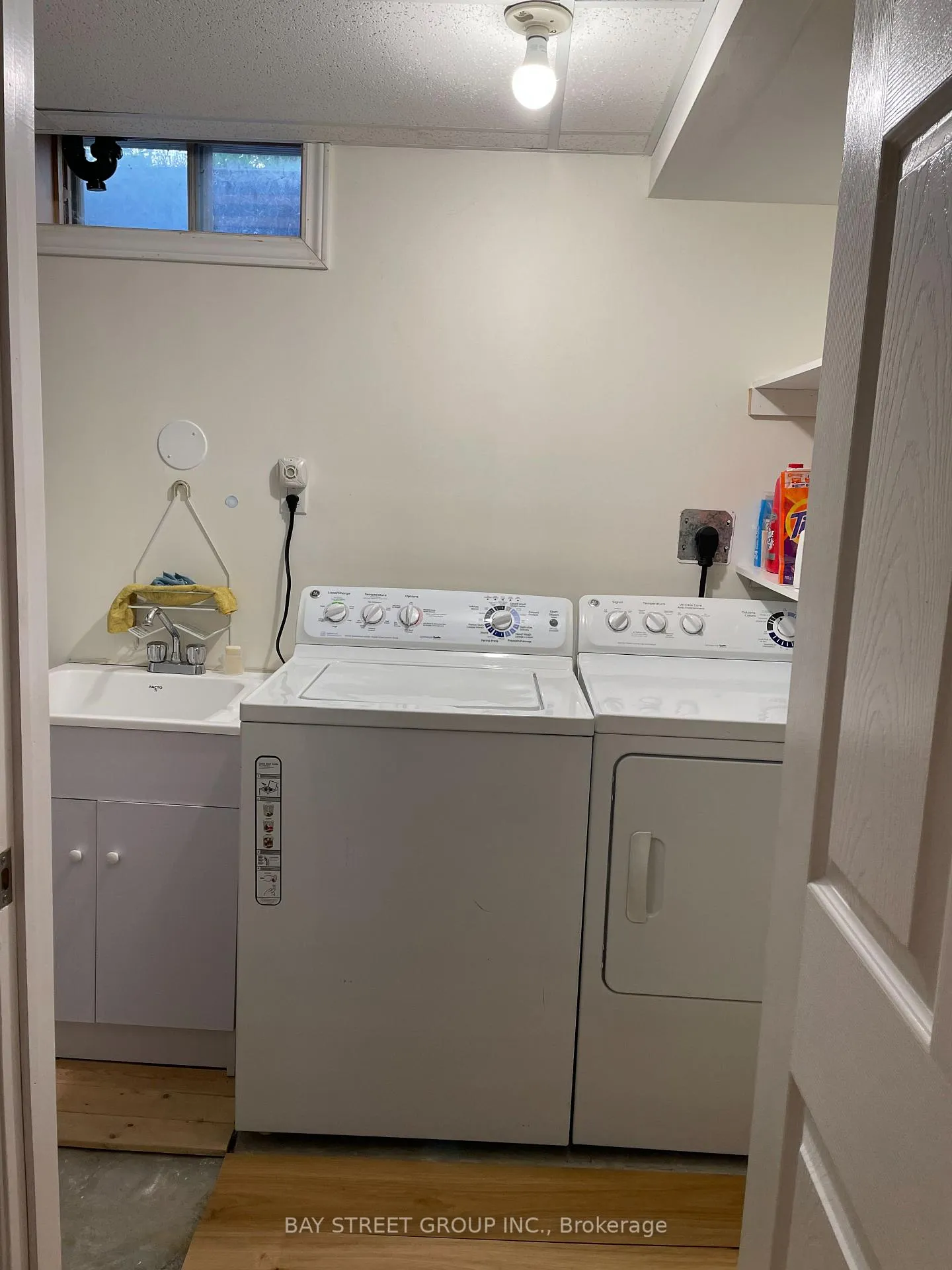 Photo 3 of 1072 Stephenson Drive, Burlington, Brant — HOMEH