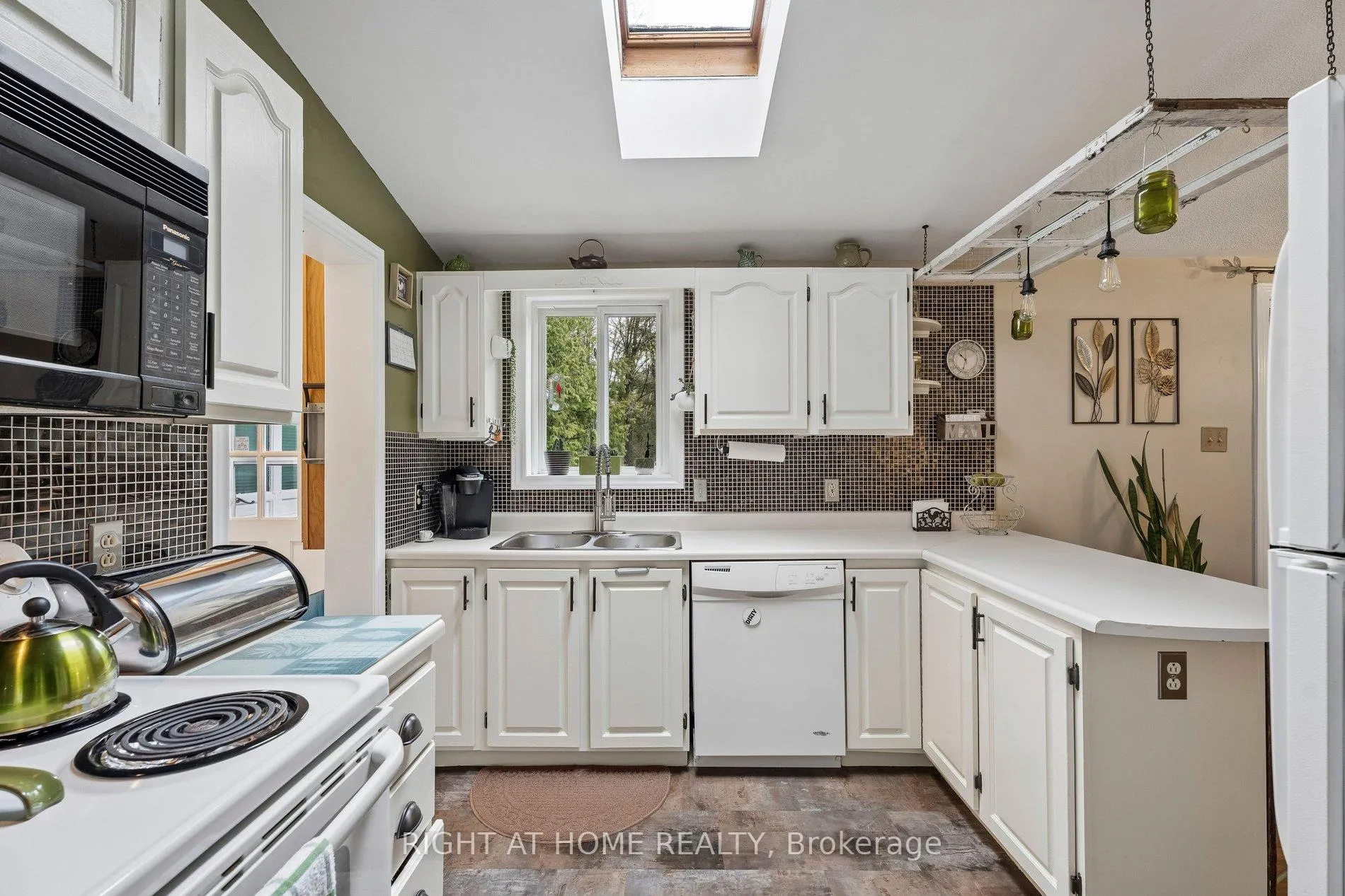 Photo 25 of 1 Allen Drive S, Wasaga Beach — HOMEH