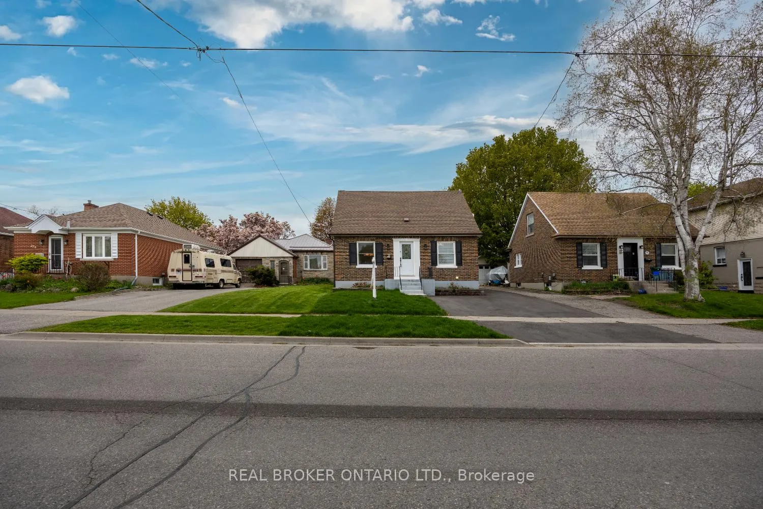 Photo 3 of 234 Oshawa Boulevard N, Oshawa, O'Neill — HOMEH