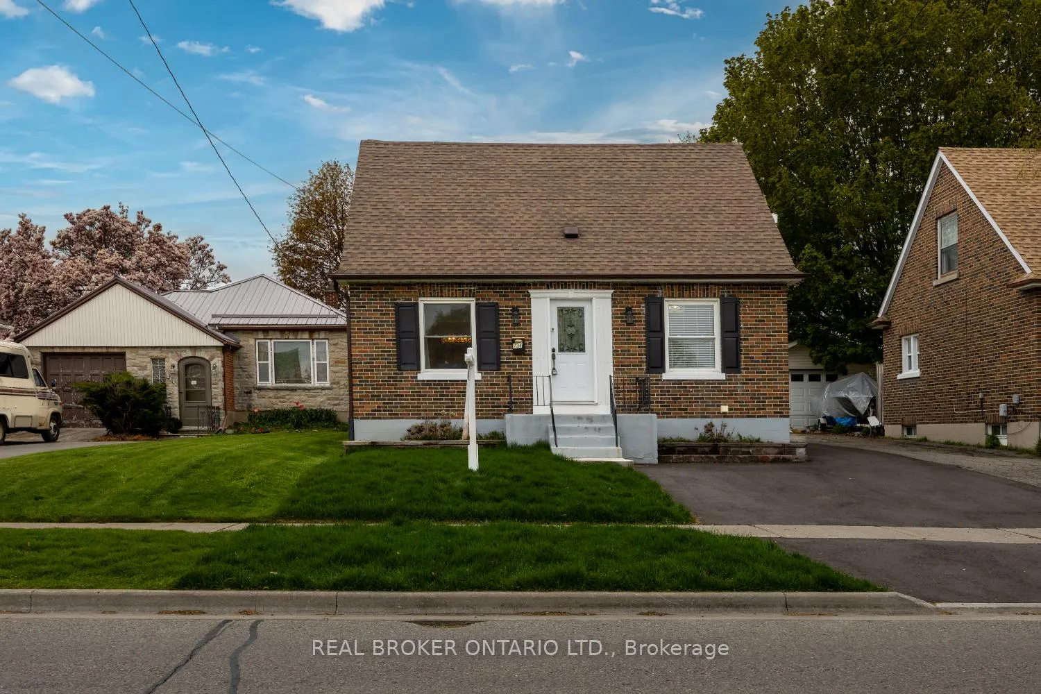Photo 4 of 234 Oshawa Boulevard N, Oshawa, O'Neill — HOMEH