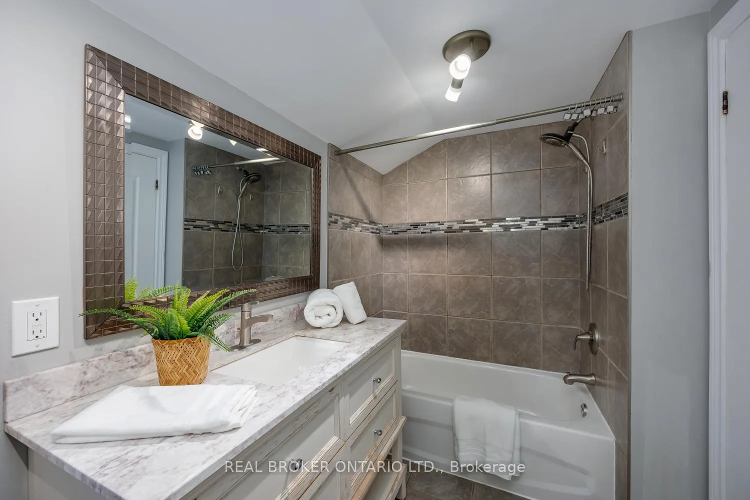 Photo 20 of 234 Oshawa Boulevard N, Oshawa, O'Neill — HOMEH