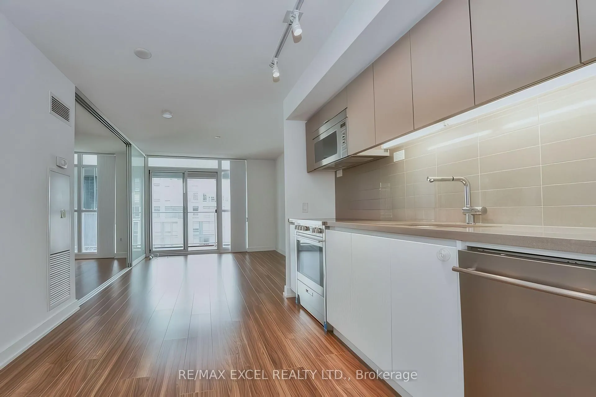 Photo 2 of Unit 710, 85 Queens Wharf Road, Toronto, Waterfront Communities — HOMEH