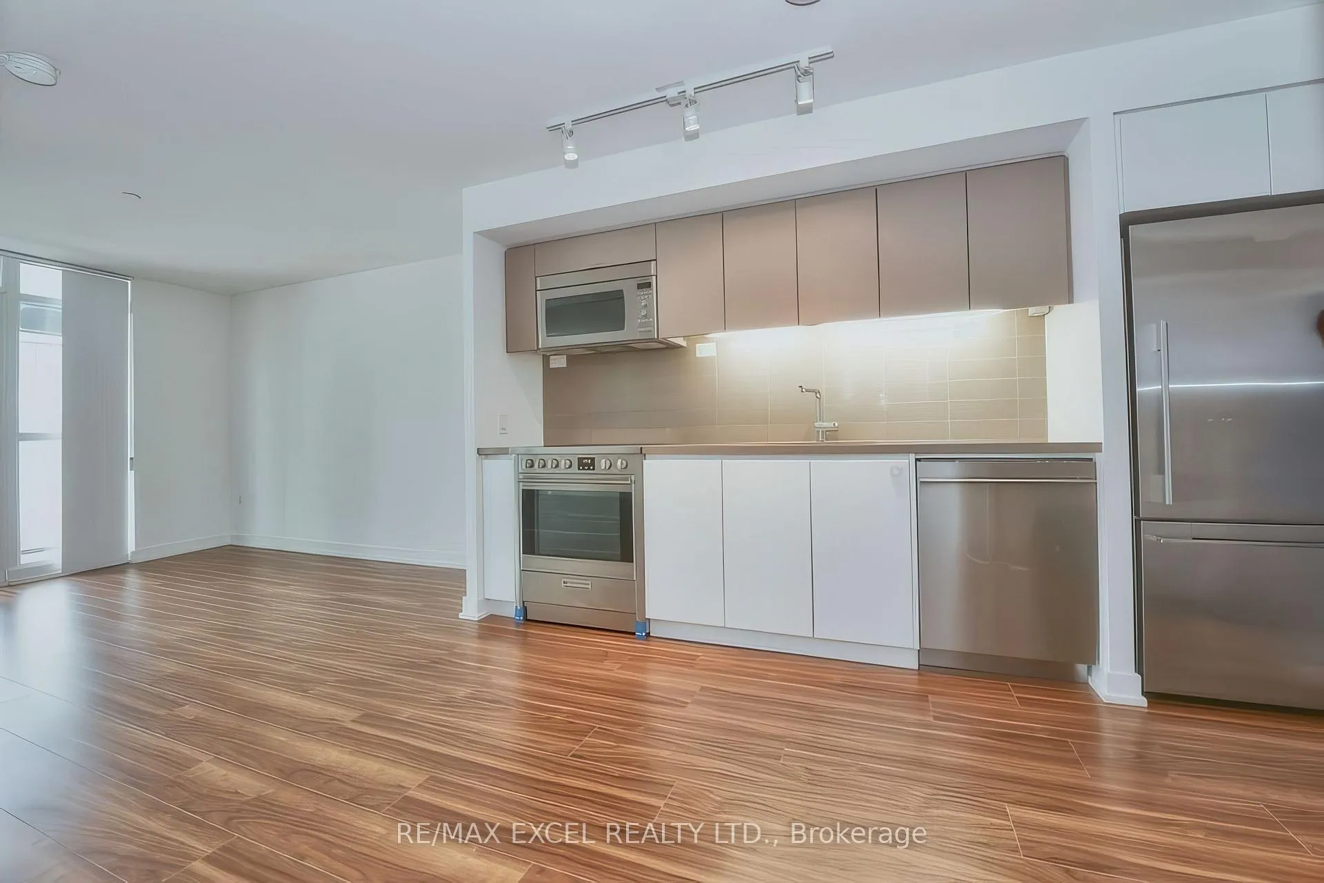 Photo 3 of Unit 710, 85 Queens Wharf Road, Toronto, Waterfront Communities — HOMEH