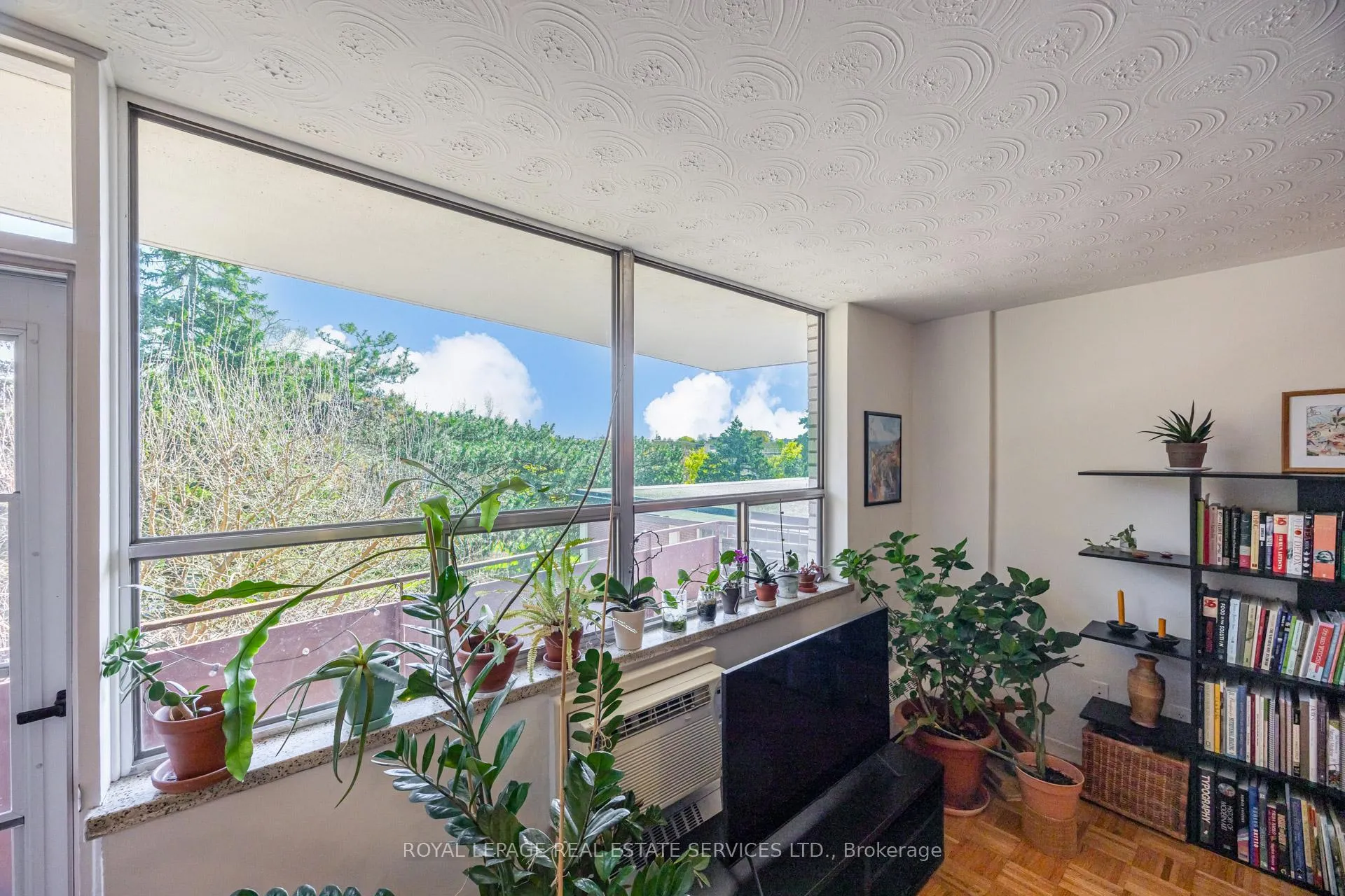 Photo 3 of Unit 303, 100 Coe Hill Drive, Toronto, High Park-Swansea — HOMEH