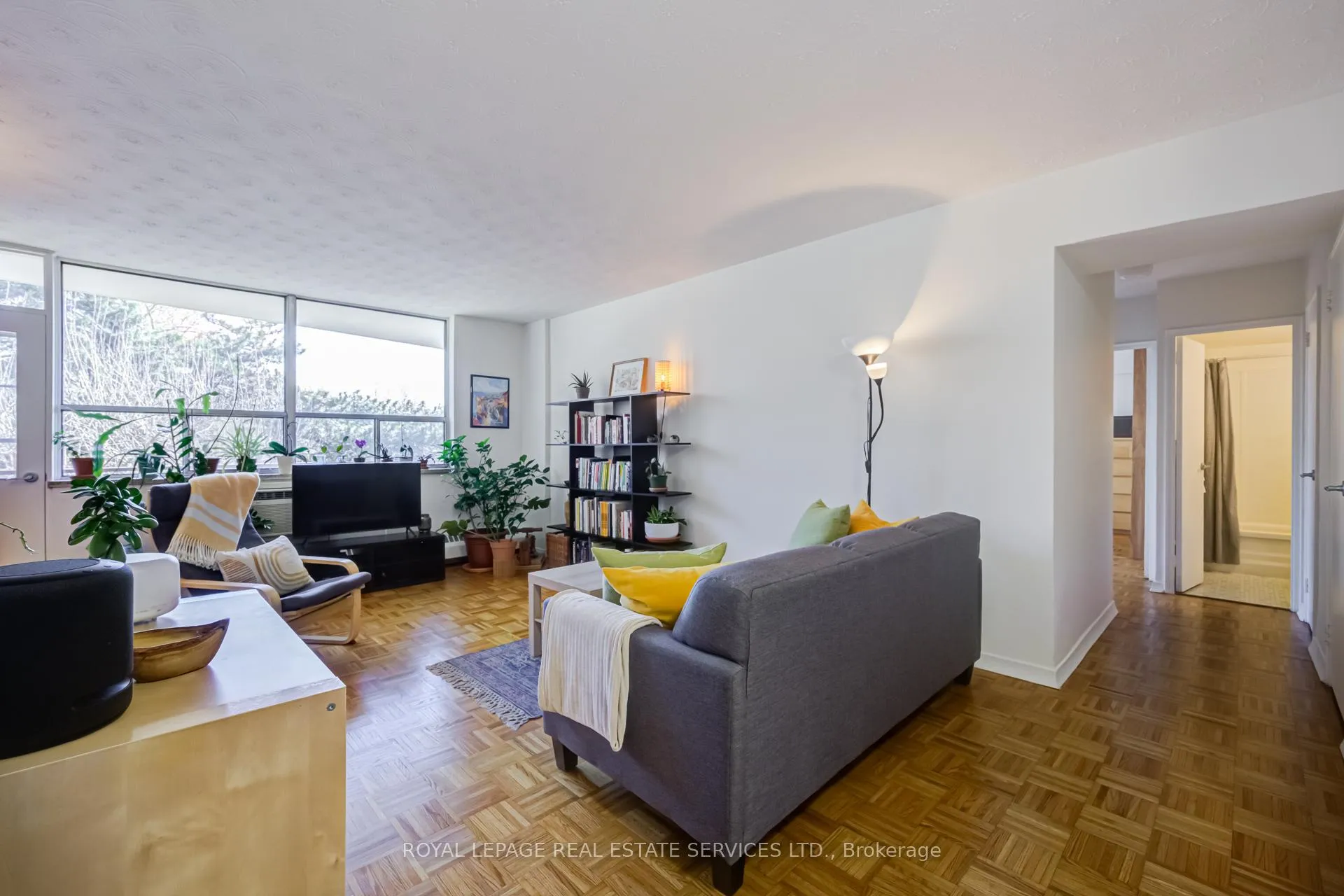 Photo 4 of Unit 303, 100 Coe Hill Drive, Toronto, High Park-Swansea — HOMEH