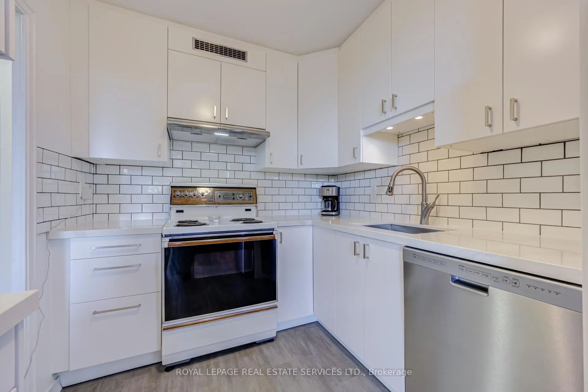Photo 12 of Unit 303, 100 Coe Hill Drive, Toronto, High Park-Swansea — HOMEH