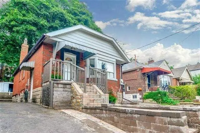 Photo 2 of Unit Lower, 34 Glenside Avenue, Toronto, Greenwood-Coxwell — HOMEH