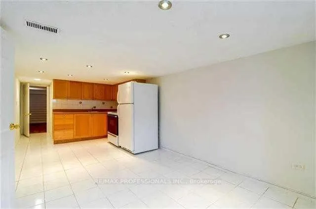 Photo 4 of Unit Lower, 34 Glenside Avenue, Toronto, Greenwood-Coxwell — HOMEH