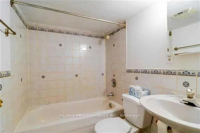 Photo 6 of Unit Lower, 34 Glenside Avenue, Toronto, Greenwood-Coxwell — HOMEH