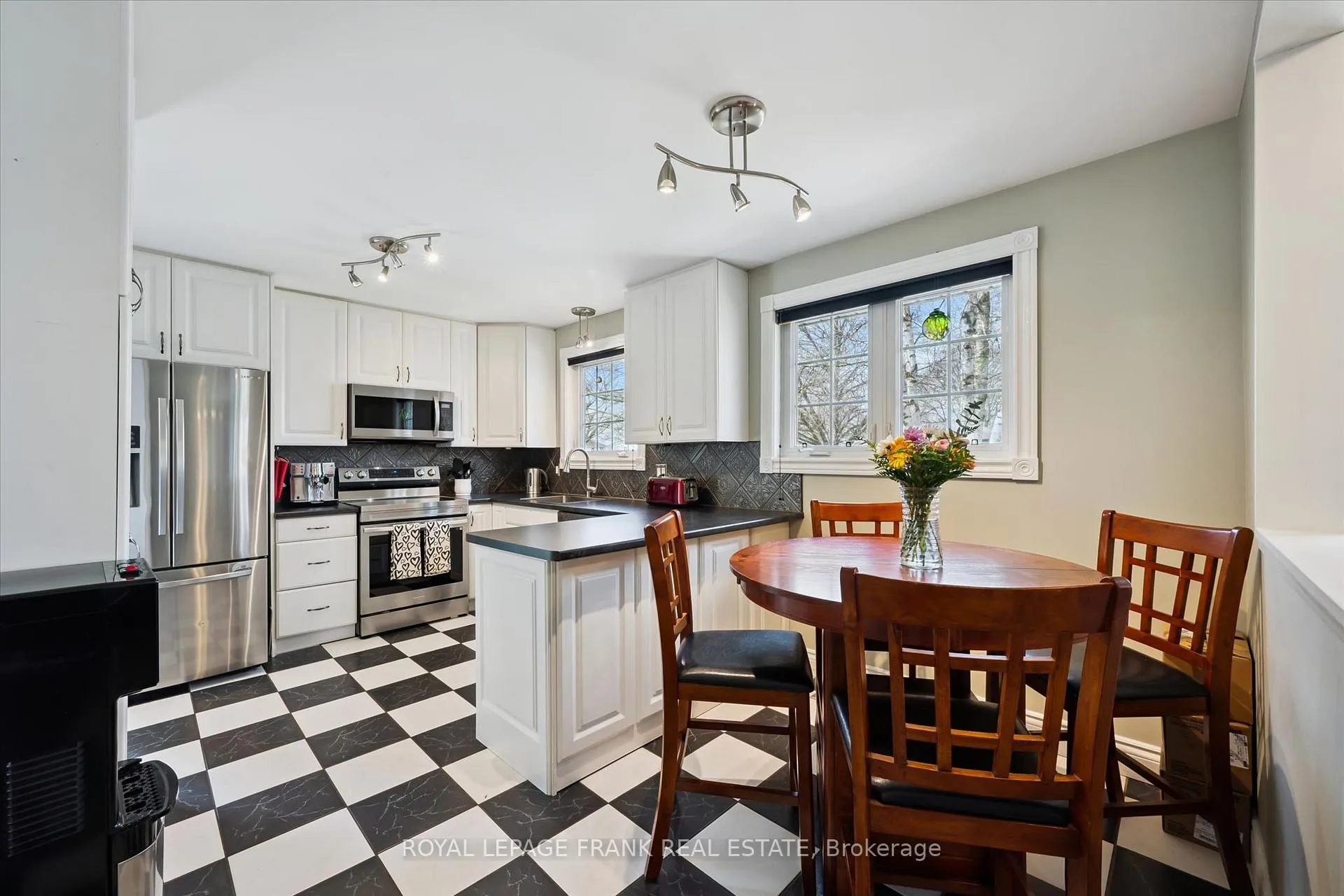 Photo 10 of 11 Argyle Drive, Guelph, Dovercliffe Park/Old University — HOMEH